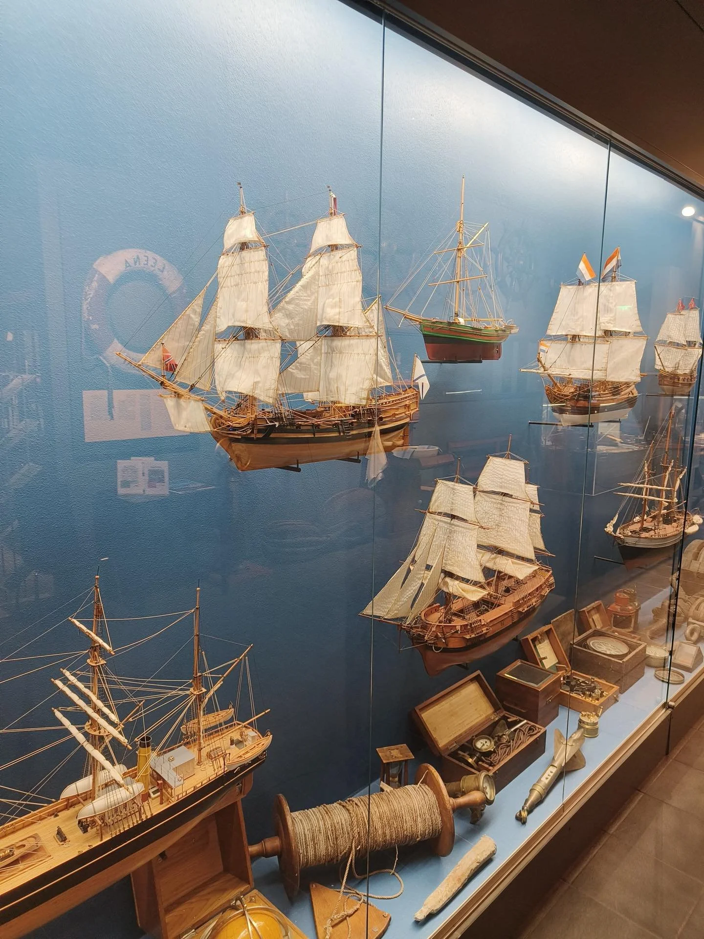 Kohtaus p&auml;&auml;si t&auml;n&auml;&auml;n vierailulle @johnnurmisensaatio ☺️
⏳ Kuulimme s&auml;&auml;ti&ouml;n historiasta
🖼️ N&auml;imme upeaa meritaidetta
⛴️ P&auml;&auml;simme vierailemaan Inkeri Nurmisen kapteeninsalongissa
🦤🪶🐠🌎 Keskuste