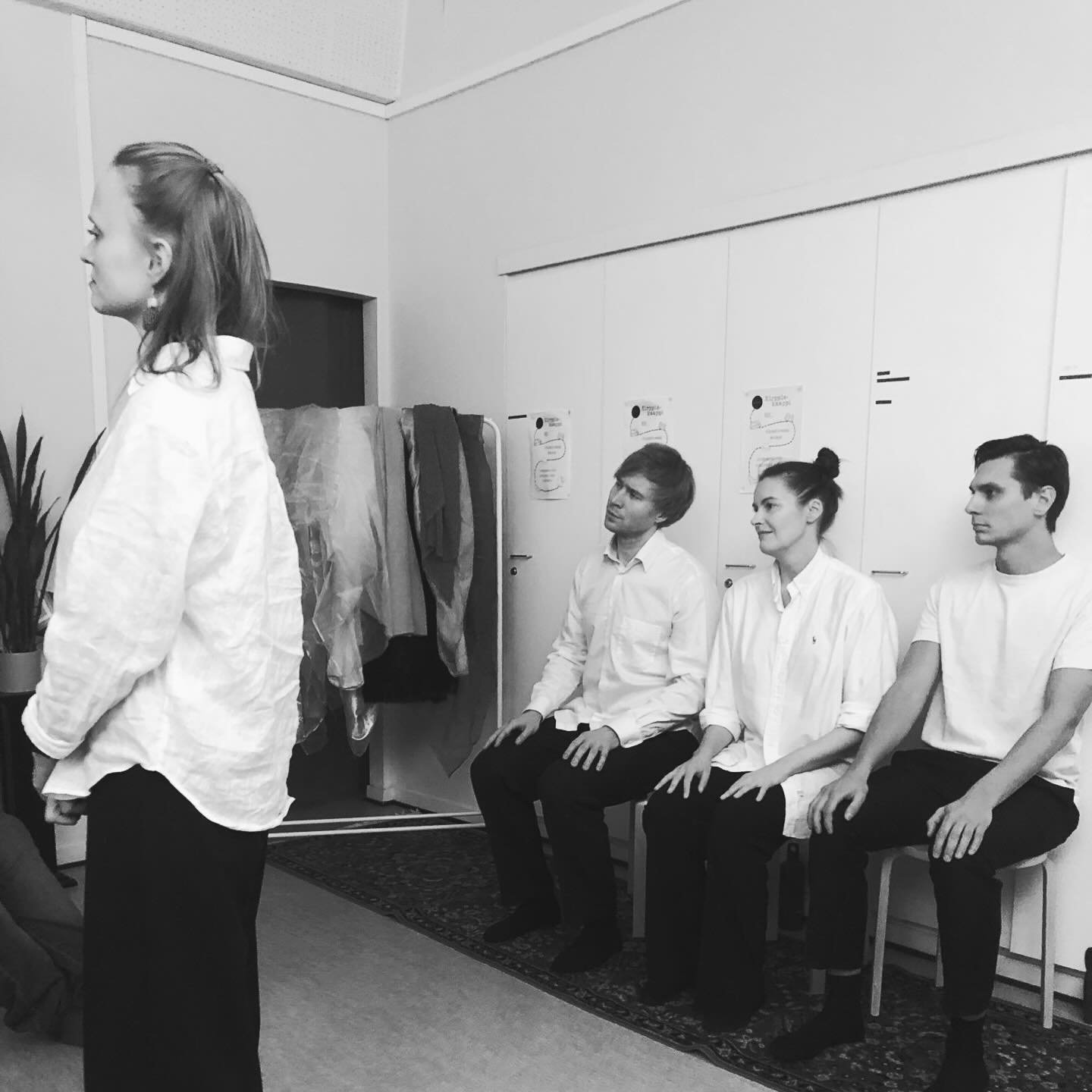 Eilen Vallilassa kuultiin erilaisia tarinoita yst&auml;vyydest&auml; ja n&auml;htiin niit&auml; tarinateatteri Voxin esitt&auml;m&auml;n&auml;. Tunnelma oli j&auml;lleen upea, v&auml;lill&auml; veti sanattomaks ja v&auml;lill&auml; nauratti kyyneleet