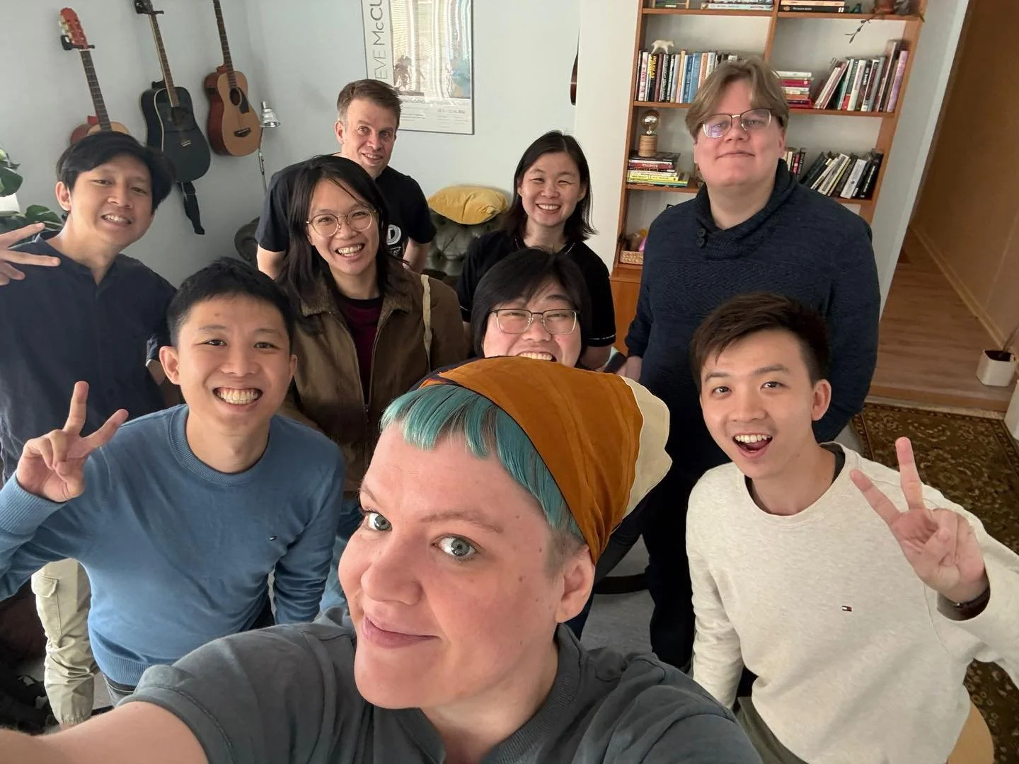 Eilen saimme lyhyell&auml; varoitusajalla vieraita kaukaa, Singaporesta asti! T&auml;m&auml; yst&auml;v&auml;llinen ja utelias porukka duunaa jotain Kohtauksen kaltaista Singaporessa ja he tulivat katsomaan, miten meill&auml; hoidetaan t&auml;&auml; 