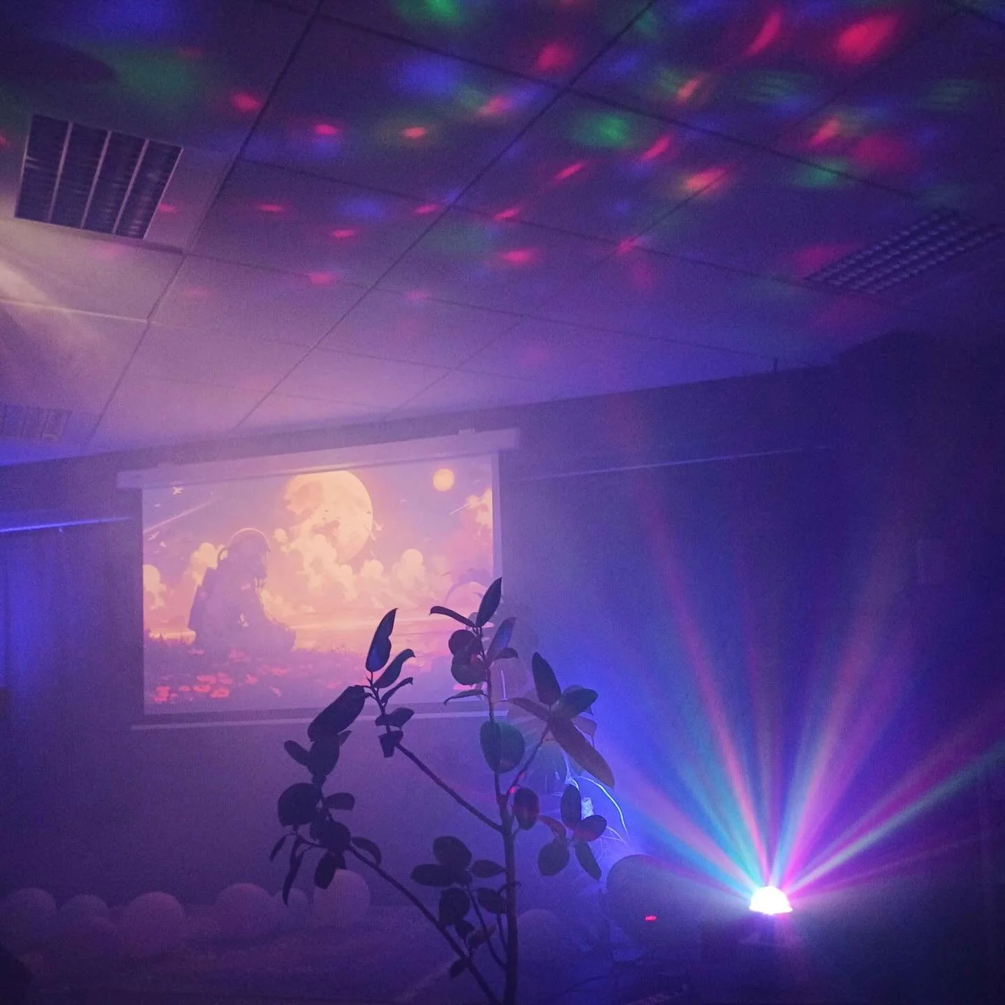 Viel&auml; pakko fiilistell&auml; perjantain Scifi-Future klubia, wau mik&auml; meininki!🤩 Tarjoilut oli toisesta ulottuvuudesta, DJ tanssitti ja tunnelma oli katossa👽💚

Isot isot kiitokset kaikille bilevalmisteluihin osallistuneille! Yhdess&auml;