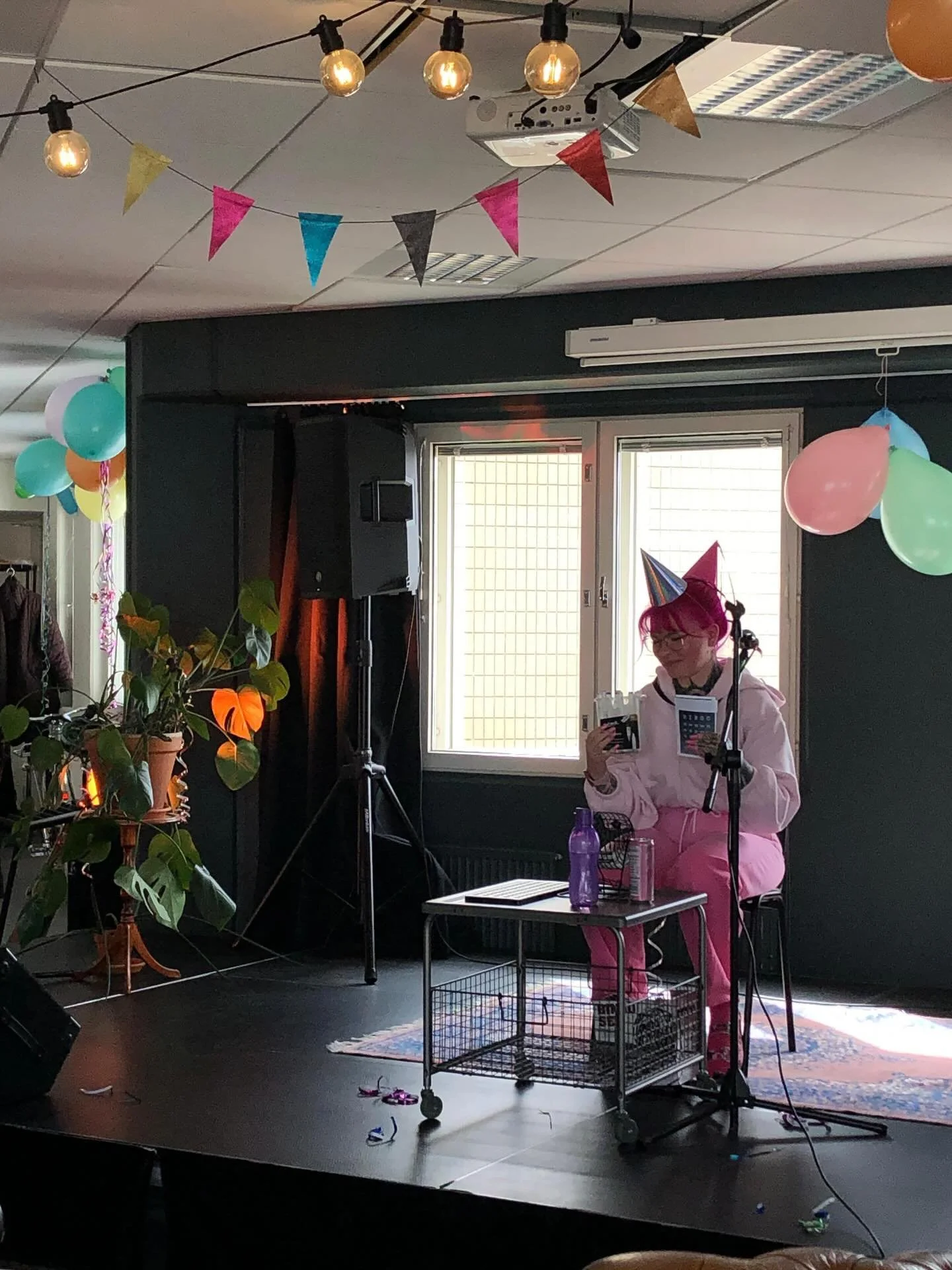 Kohtauksen kaupunkiolohuoneiden yhteisi&auml; vappuetkoja vietettiin railakkaasti bingon &auml;&auml;rell&auml; j&auml;nnitt&auml;en ja yhdess&auml; laulaen! 🥳🎈🪩

Peten herkkubuffan antimet p&auml;&auml;tyi kameran rullan sijaan suoraan suihin. 🍩