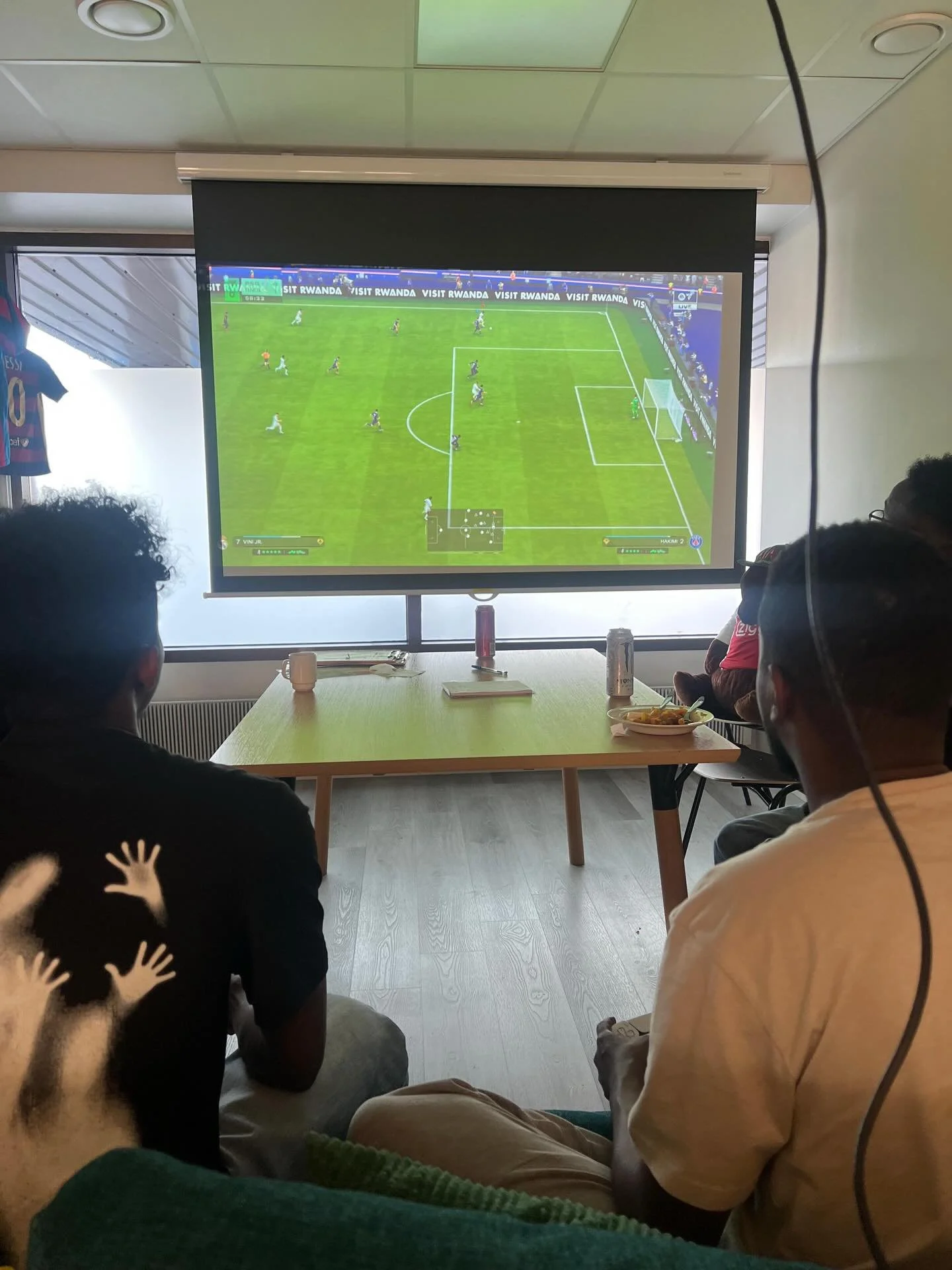 Kev&auml;&auml;n tunnelmia Tapulin POP-UP Kohtaukselta. Ollaan mm. pelailtu Fifaa, leivottu, katsottu Kaurism&auml;ke&auml;, tehty kollaasirunoja ja mietiskelty yhdess&auml; mit&auml; on onnellisuus. Ja ollaan me muistettu my&ouml;s ihan vaan hengail