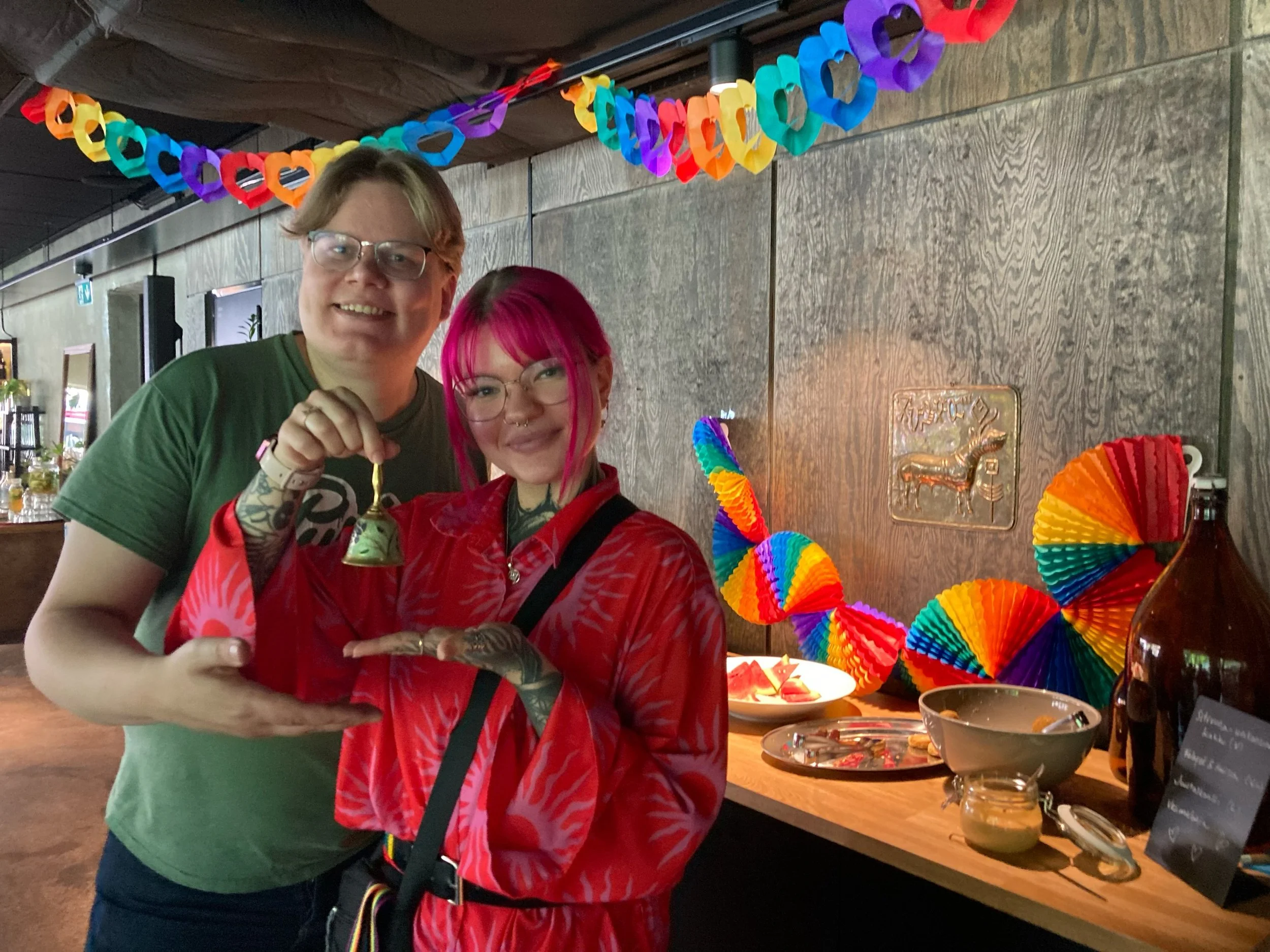 🌈 Kiitos kaikille Kohtauksen Pride-viikon Sateenkaari Slowfriendingiin osallistuneille! 🌈 

Kiitos @helsinkipride ja tapahtuman meille mahdollistanut iki-ihana Sini @ravintolabruket! Teet arvokasta ja t&auml;rke&auml;&auml; ty&ouml;t&auml;! 💕 

Ki