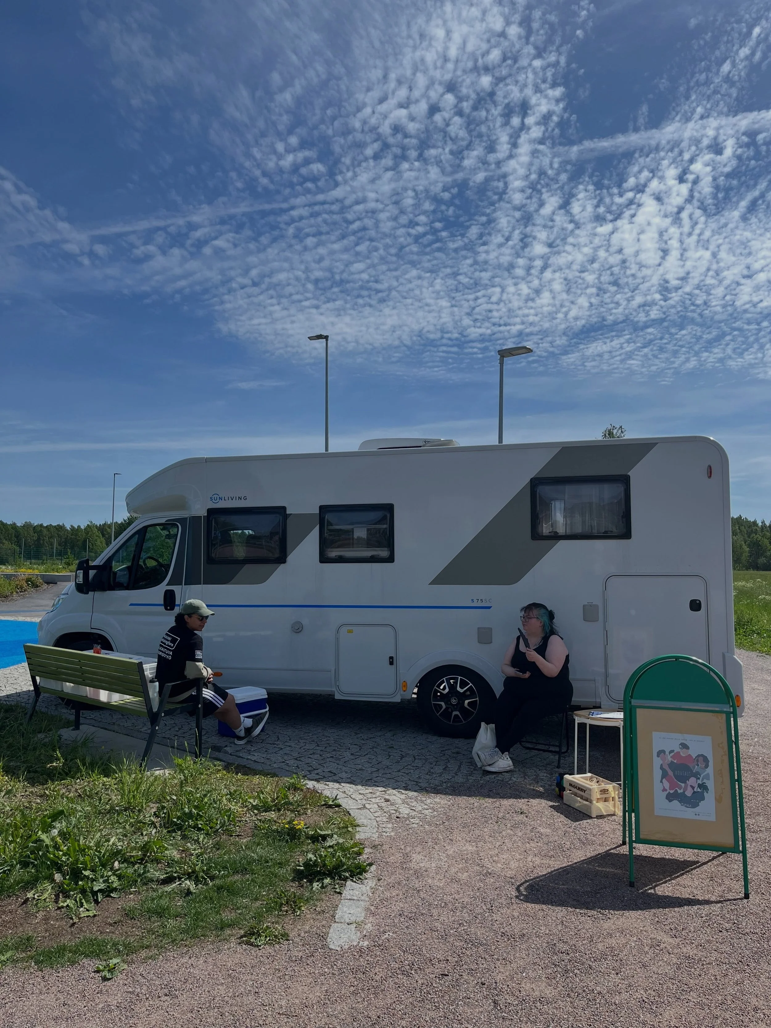 Kohtauksen &amp; Sky Nuorten Liikkuva Kes&auml;kahvila on nyt t&auml;lt&auml; kes&auml;lt&auml; taputeltu. 🏁☕️

Ollaan hengailtu, pelailtu kes&auml;pelej&auml;, otettu ja v&auml;ltelty aurinkoa, nautiskeltu ja mietiskelty maailman menoa.

L&auml;mmi