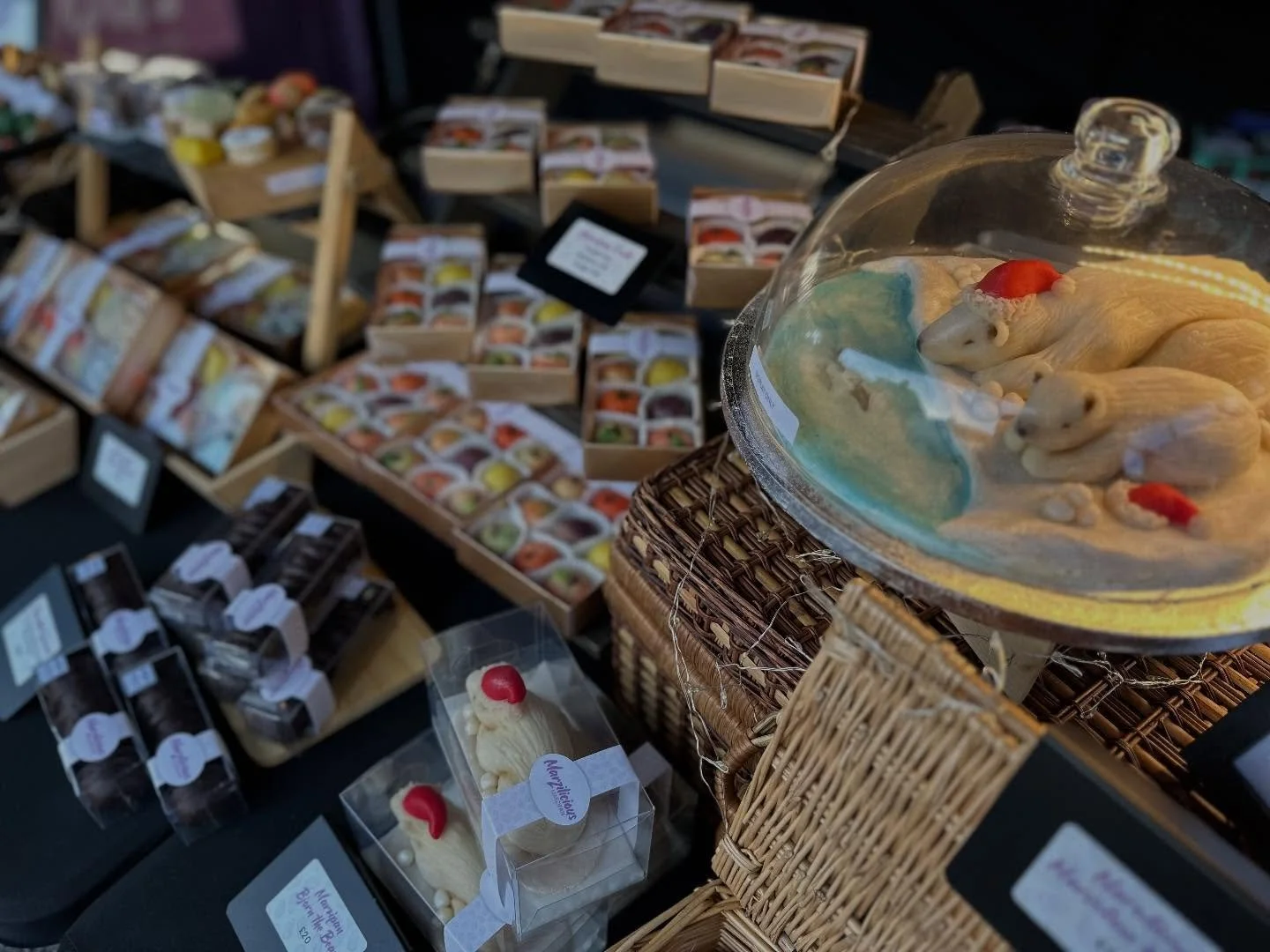 We are all set up in the High St in Odiham for the @InOdiham Christmas Extravaganza!
We are here til 6pm so come on over and grab some festive marzipan goodies!
#marzipan #christmasmarzipan #artisanfood #christmasfood
