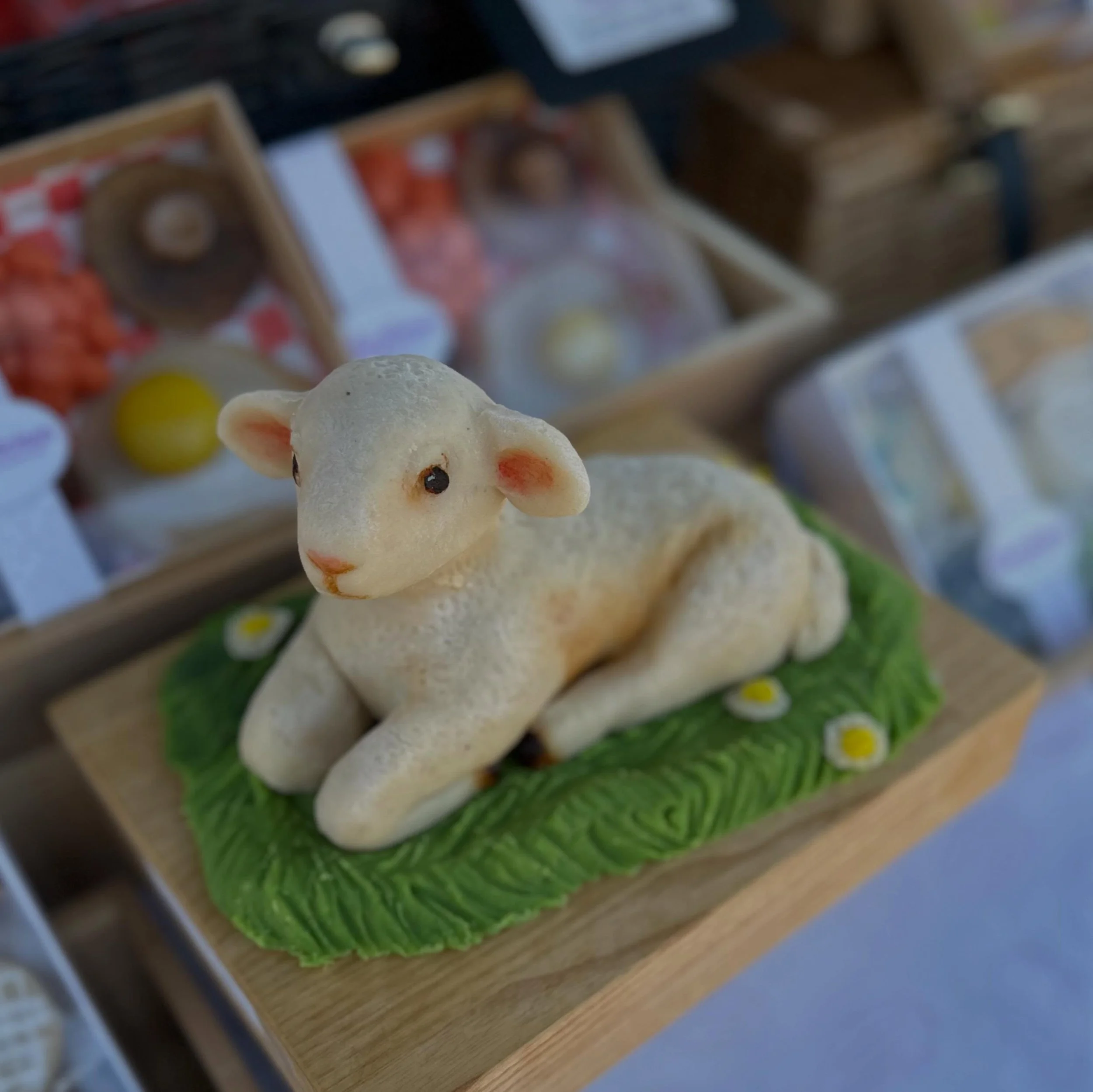 Maaaaartha the Maaaarzilamb is settled in @danefold_farms Country Market!
Here til 4&hellip;..

#marzipan #marzipancreations #countrymarket