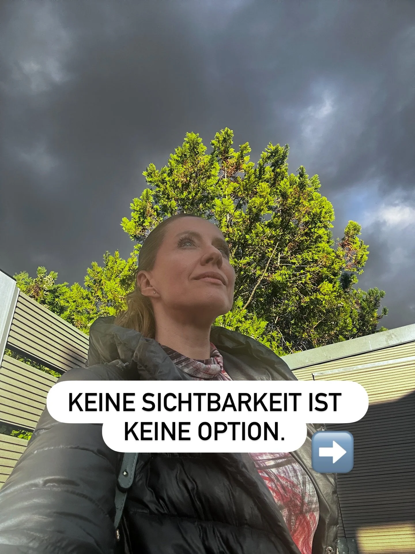 Der Sturm kann sich legen. 🌪️

Dieser Overthinking-Sturm, der jedes Mal losgeht, wenn du posten willst, wenn du dich zeigen oder verkaufen sollst: er hat eine Ursache:
Dir fehlen nicht Strategien.
Dir fehlt Sicherheit in der Kommunikation.

Denn die