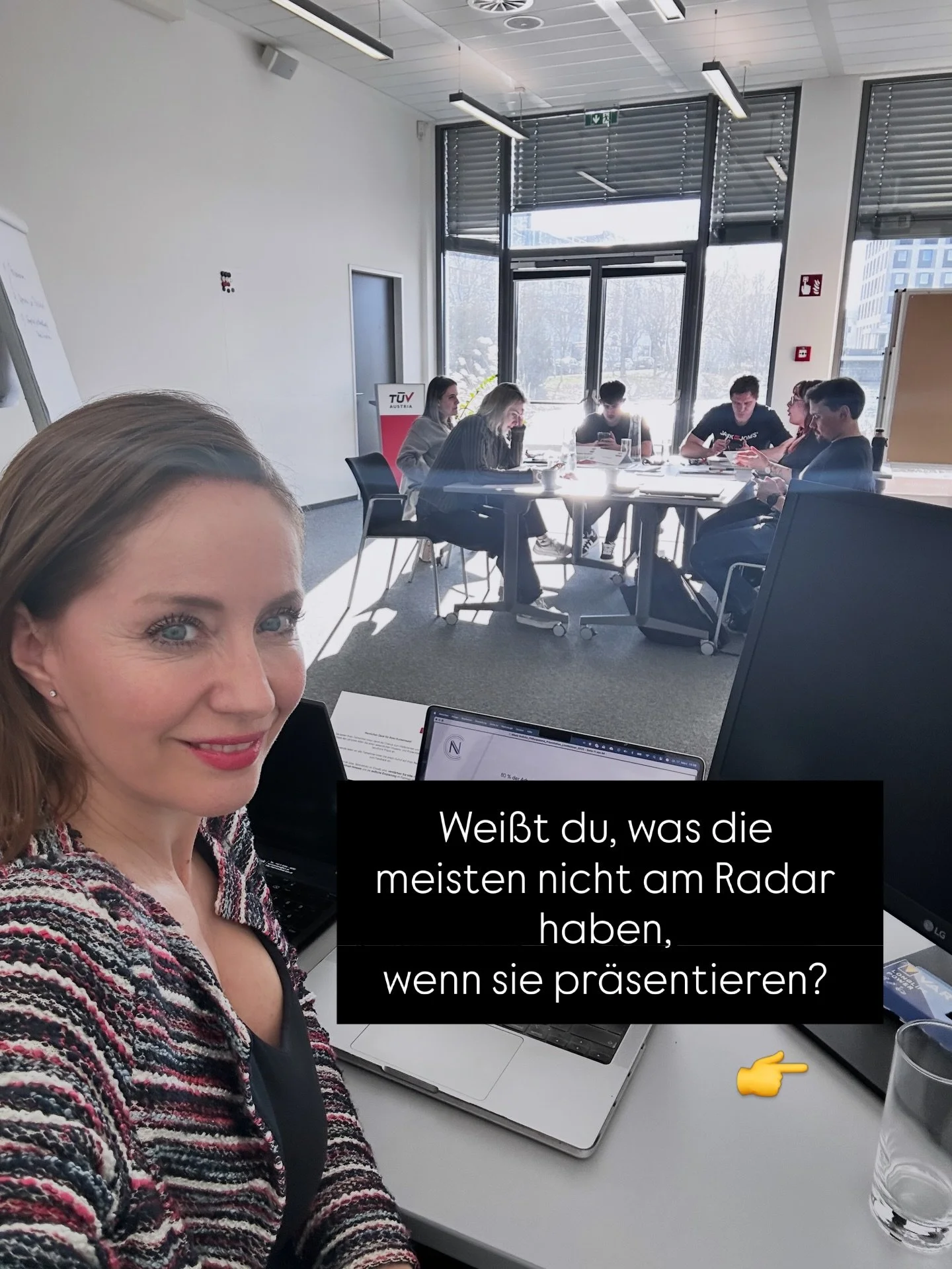 Die meisten Pr&auml;sentationen scheitern nicht am Inhalt.
Sie scheitern daran, wie dieser Inhalt gesprochen wird.

Ich sehe das in jedem Training:
Fachlich stark. Gut vorbereitet. Alles da.

Und trotzdem kommt es nicht an.

Warum?
Weil Unsicherheit 