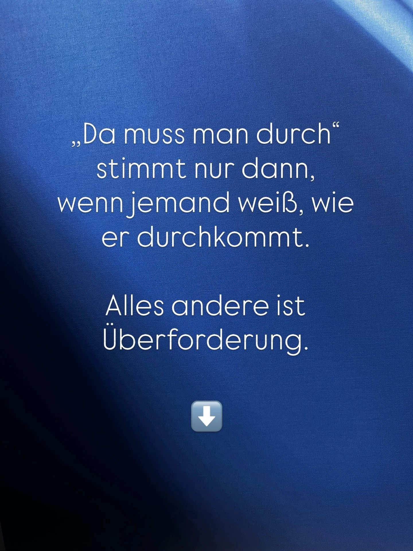 &bdquo;Da muss man durch&ldquo; ist der schlechteste Rat, wenn niemand zeigt, wie.

Als Stimm- und Kommunikationstrainerin sehe ich das t&auml;glich: Menschen werden ins kalte Wasser geschmissen und sollen einfach funktionieren.

Und dann passiert ge