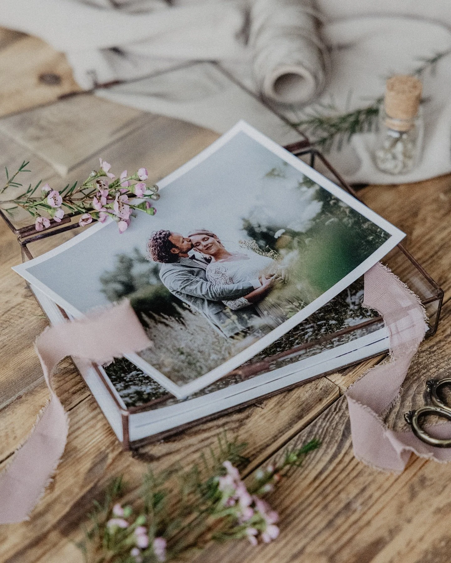 Jeder Moment ist einzigartig und genau diese Besonderheiten in Bildern festzuhalten, ist eine Kunst. Mittlerweile begleite ich schon seit 10 Jahren Paare bei diesem emotionalen Schritt mit meiner Kamera. Ich kenne die Abl&auml;ufe im Standesamt und b