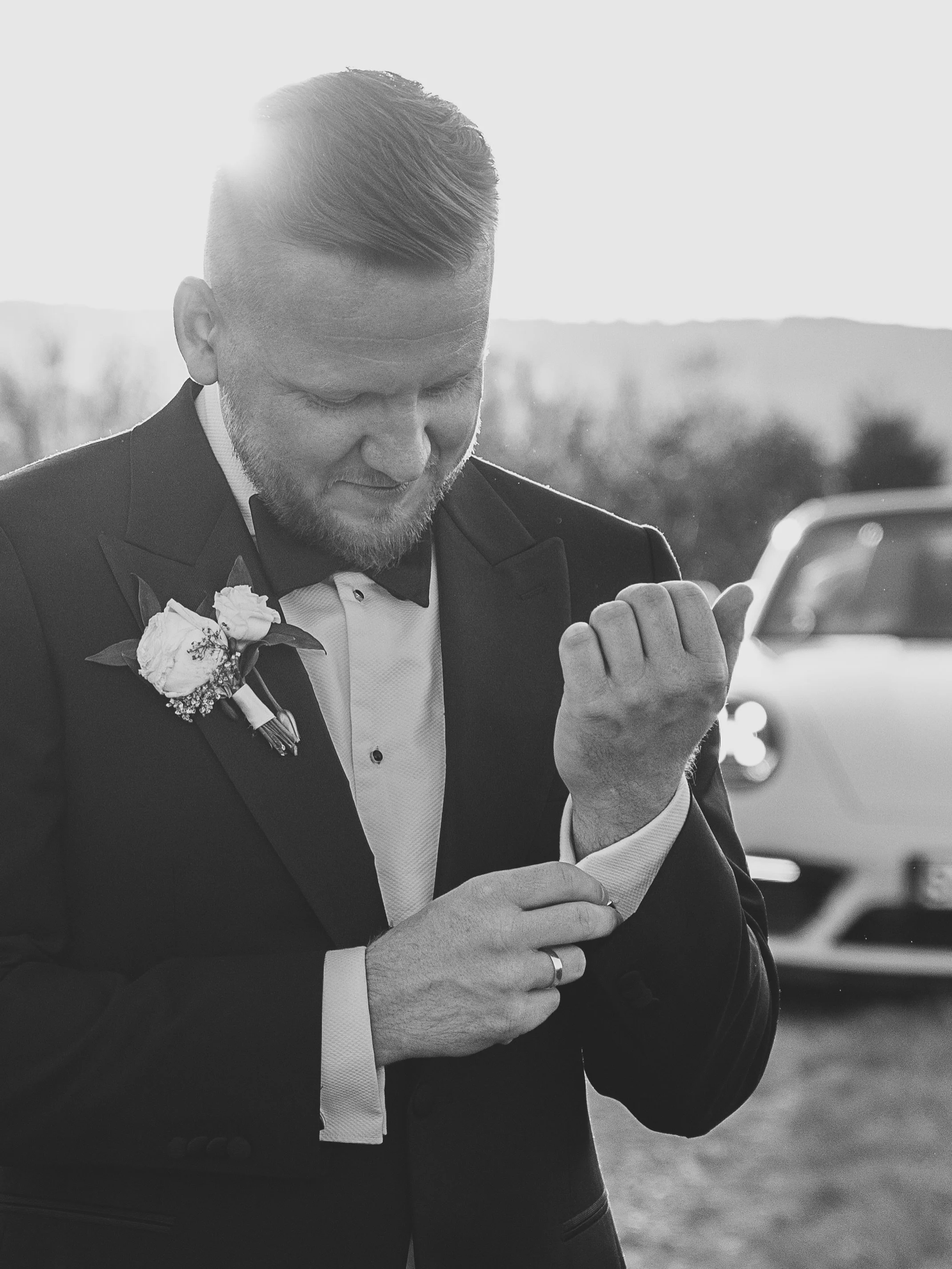 ja, unbedingt mache ich auch Fotos nur vom Br&auml;utigam! mit all seinen Details und Accessoires. als Erinnerung an deinen schicken Anzug, als Fotos f&uuml;r den Nachttisch deiner Frau, f&uuml;r die Fotogalerie deiner Oma 🤭 

#hochzeitsfotograﬁe #h