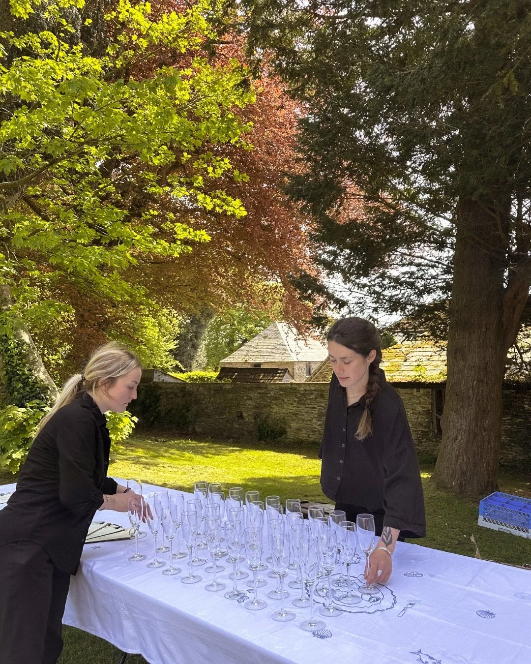 Our team were at @prideaux_place running bar and drinks service from start to finish&hellip; and what a day for it. Sunshine, the most incredible setting, and just the best atmosphere!

Part 1 is all about the daytime ✨

Welcome drinks in the walled 