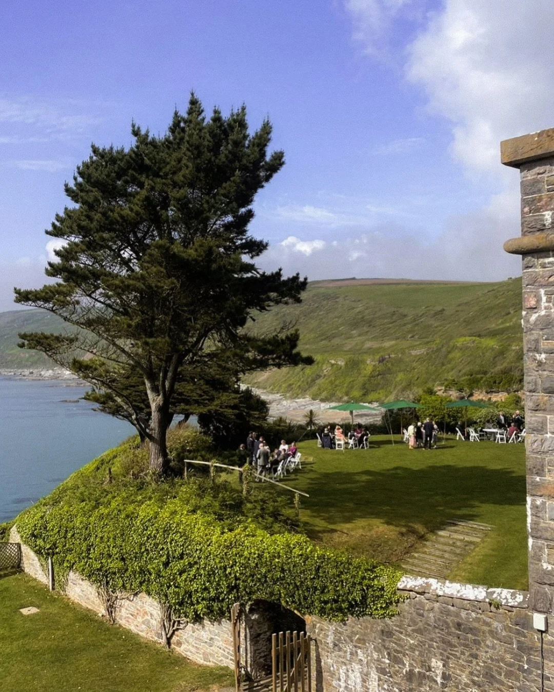 @polhawnfort is such a cool venue for a wedding! 

A brilliant weekend working alongside the tea @cornwallchef sunshine, sea views and a stunning atmosphere!

This is what it&rsquo;s all about 🙌

#cornwallwedding #devonwedding #weddingseason #weddin