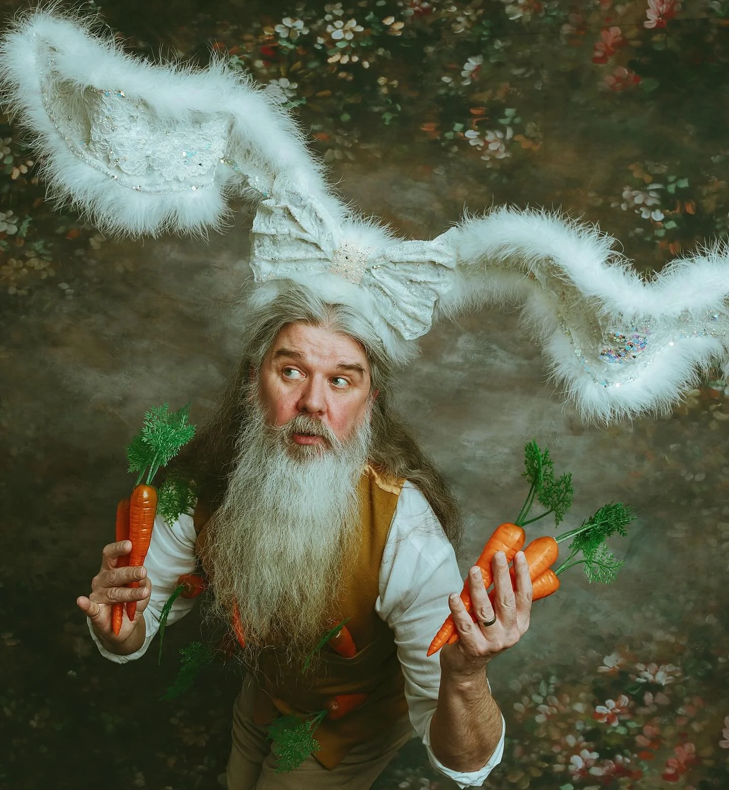 Just incase you were wondering what the Easter bunny actually looks like!
&hellip;
Model @peterrevelwalsh
Headpiece and carrots @ccmillinerycreations 
Studio @Irm_photostudio
Outfit @scarletvintageretro
&hellip;
#easter #happyeaster