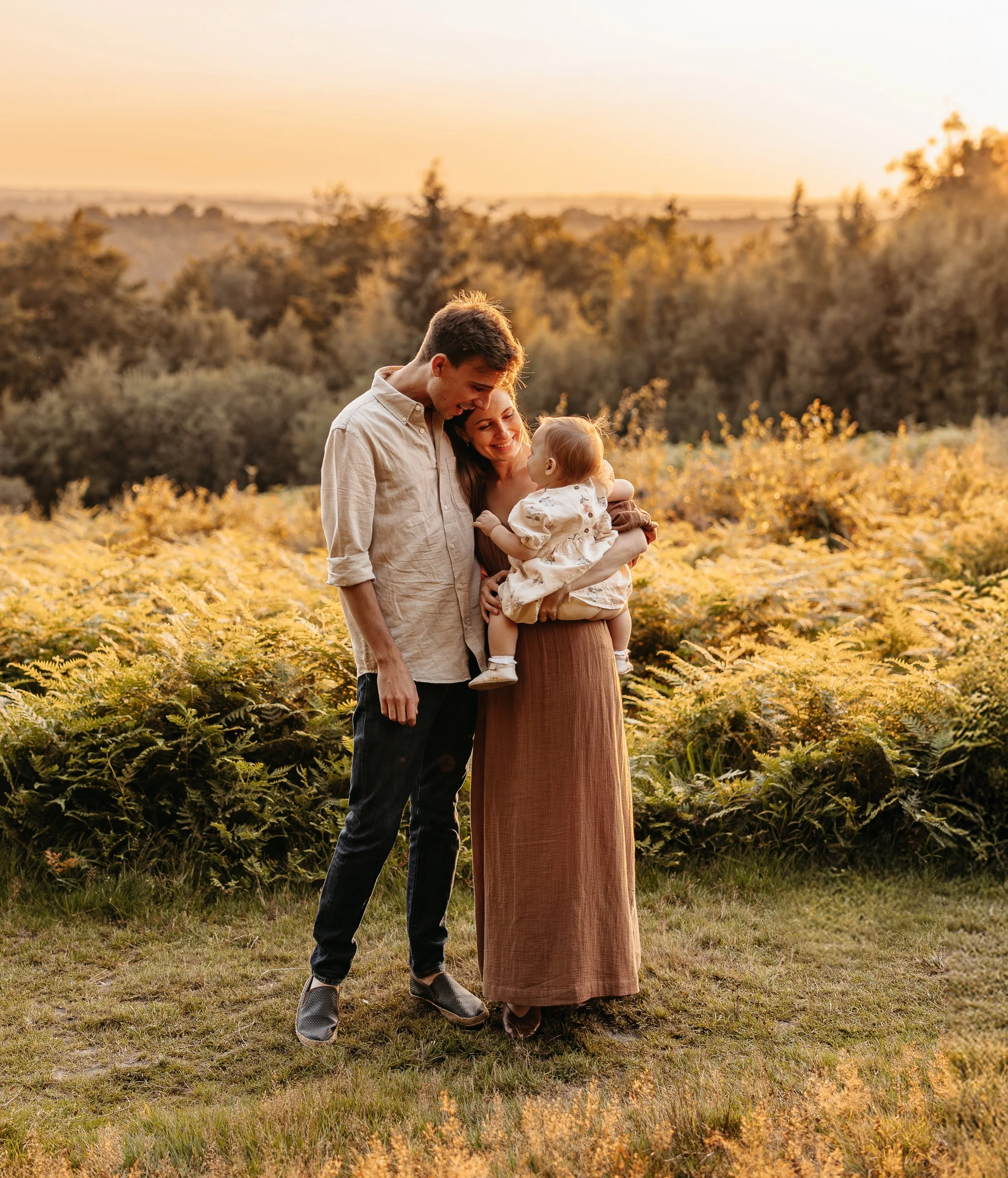Autumn is calling and I&rsquo;m here for it 🧡

September brings those earlier golden sunsets with the dreamiest light ✨

Let&rsquo;s go for a wander and capture this beautiful season of your family&rsquo;s story 

🤎