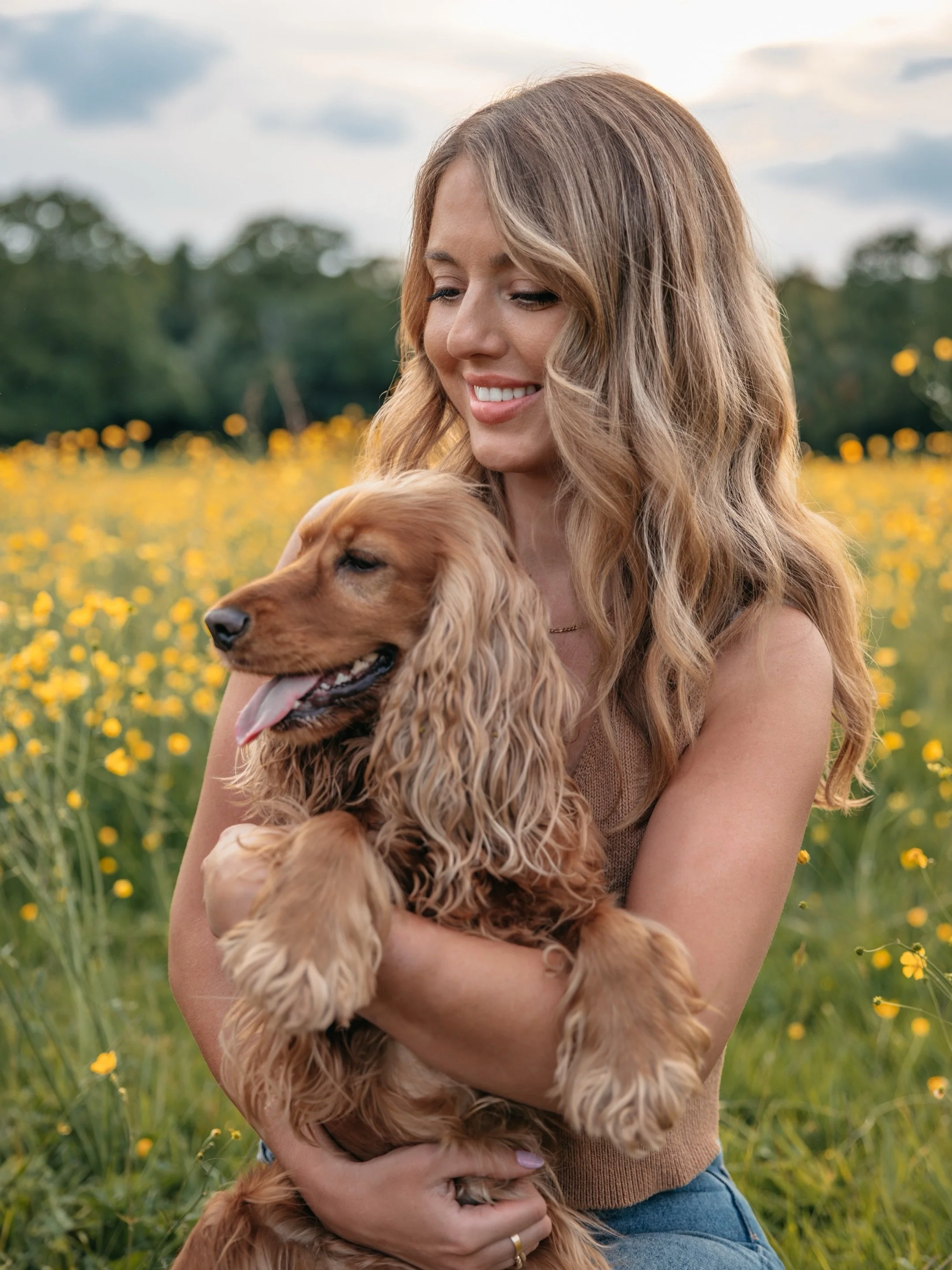 Buttercups blooming and waggy tails 🐾 

The kind of evenings you wish you could bottle up forever 💛 

.
#buttercups #eastsussexphotographer #eastsussexwalks