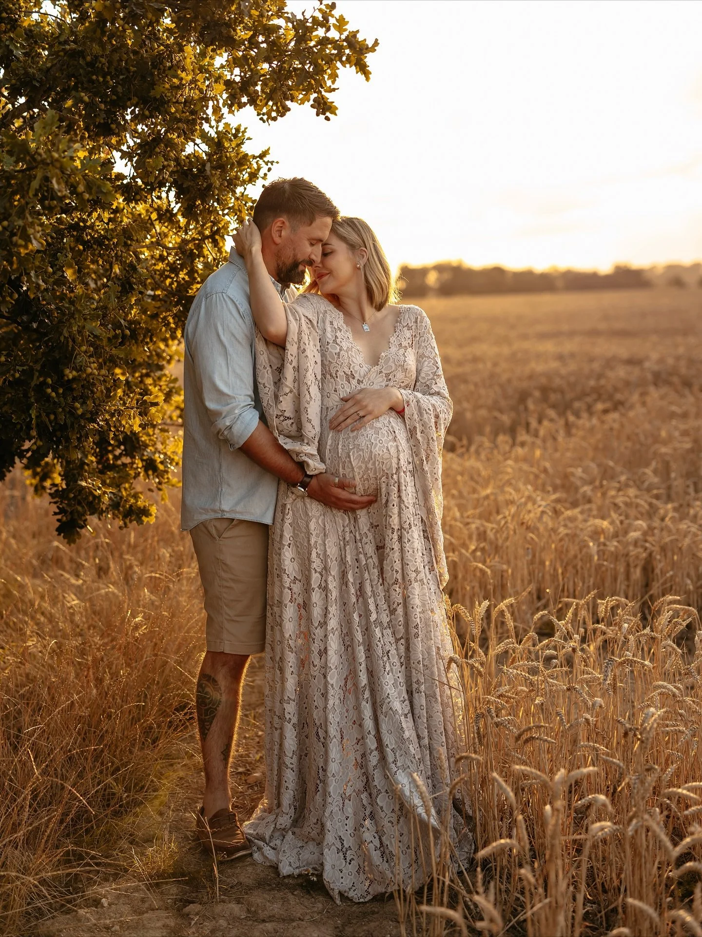 Golden hour, the soft summer air and two people about to begin the most beautiful new chapter ✨🤍✨

Throwback to the most magical maternity session that will always stay with me &mdash; their laughter, their love and the quiet excitement that filled 