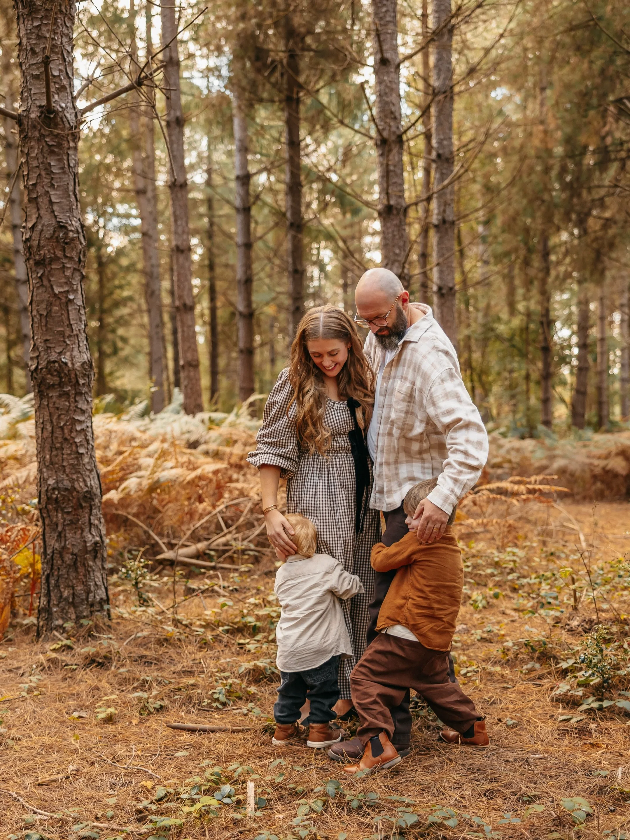 Autumnal family walks amongst the pines 

Little footsteps exploring and nowhere else to be 

This is how I love to photograph families 

🤎

#kentfamilyphotographer #candidfamilyphotos #facelessphotography