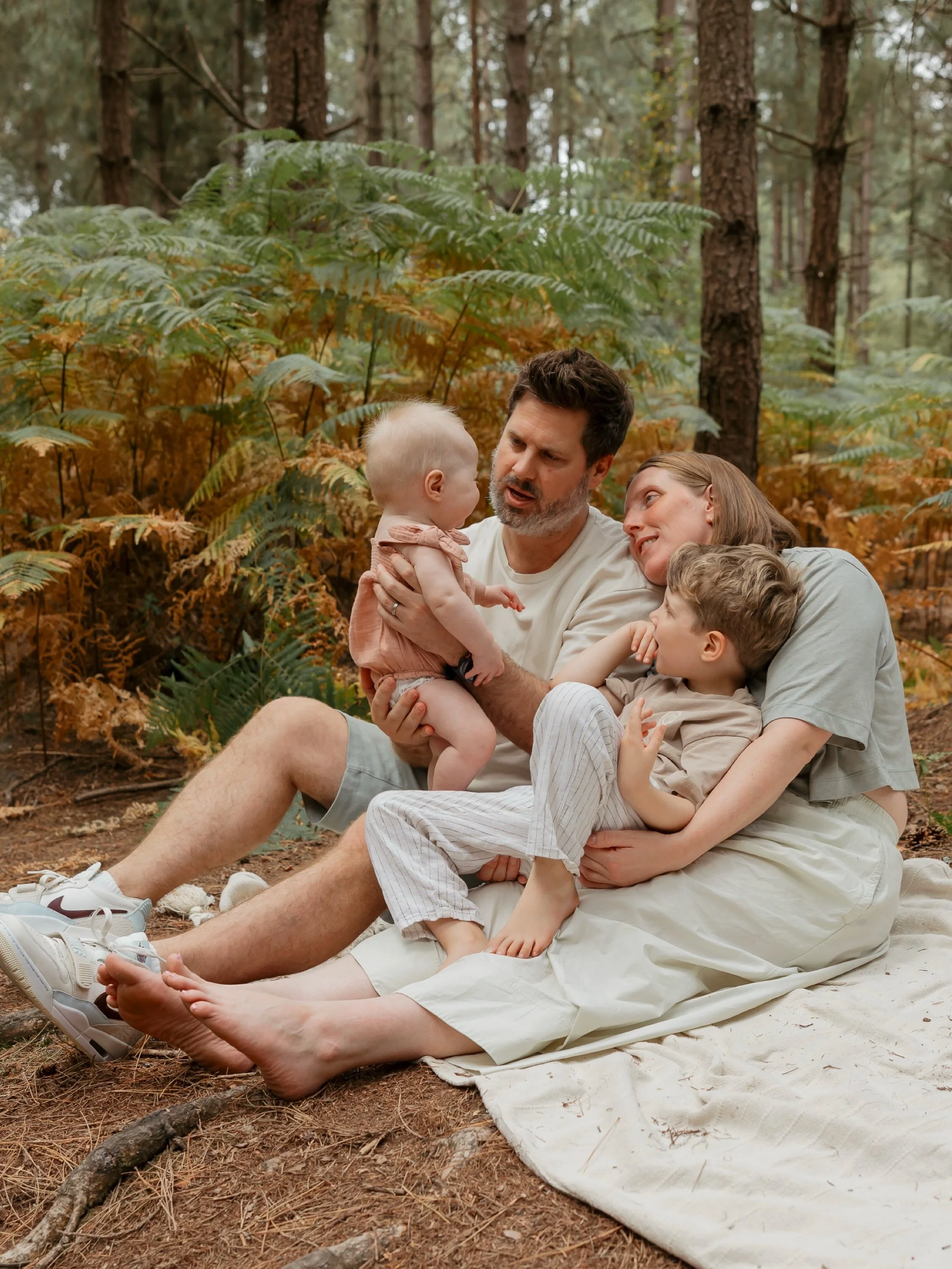 We&rsquo;d love some family photos, but we&rsquo;d like to keep our children&rsquo;s full faces just for us 

No problem ✨