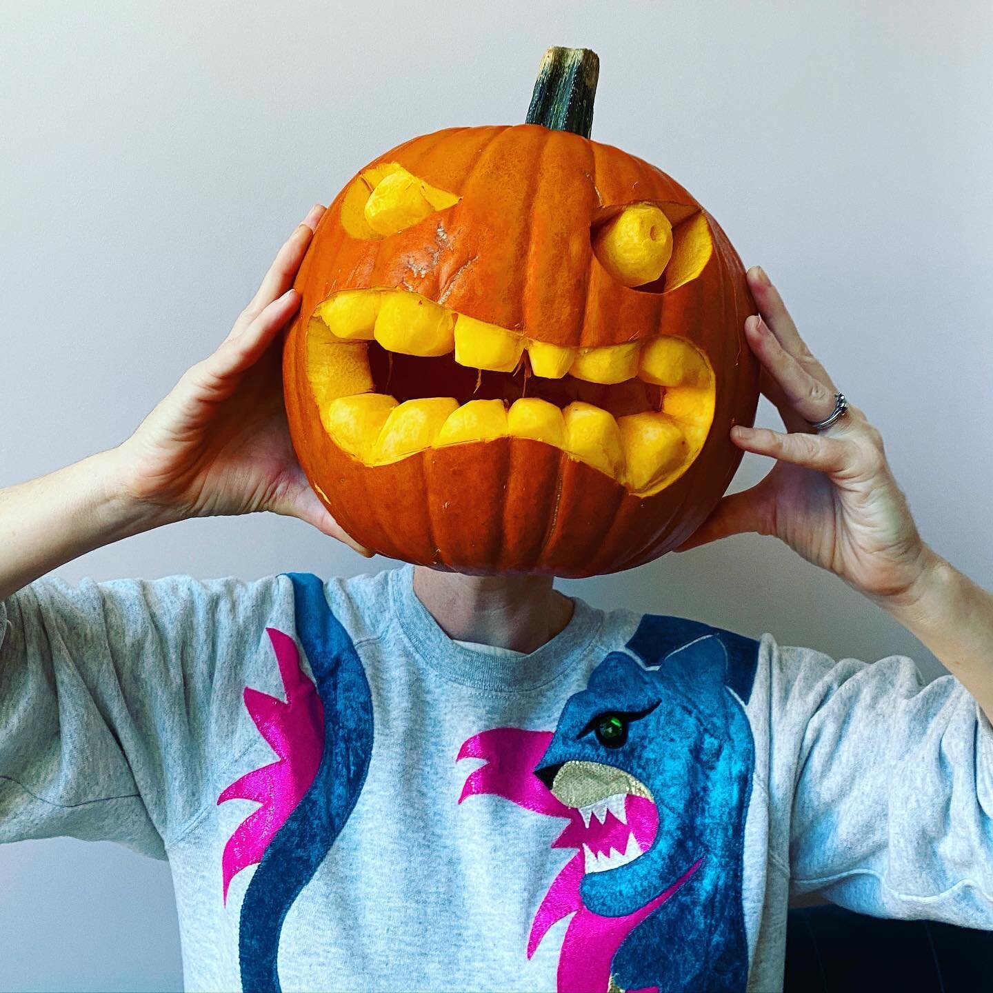 Oh my gourd! Feeling a little ghoulish this morning. HAPPY HALLOWEEN spooksters! 👻 🎃

Sweatshirt by @zillakids 

#lauradanby #pumpkin #halloween🎃 #halloweendecor #spooktober #tmspumpkingoals #pumpkinart #halloweencrafts #halloweencrafting  #wearem