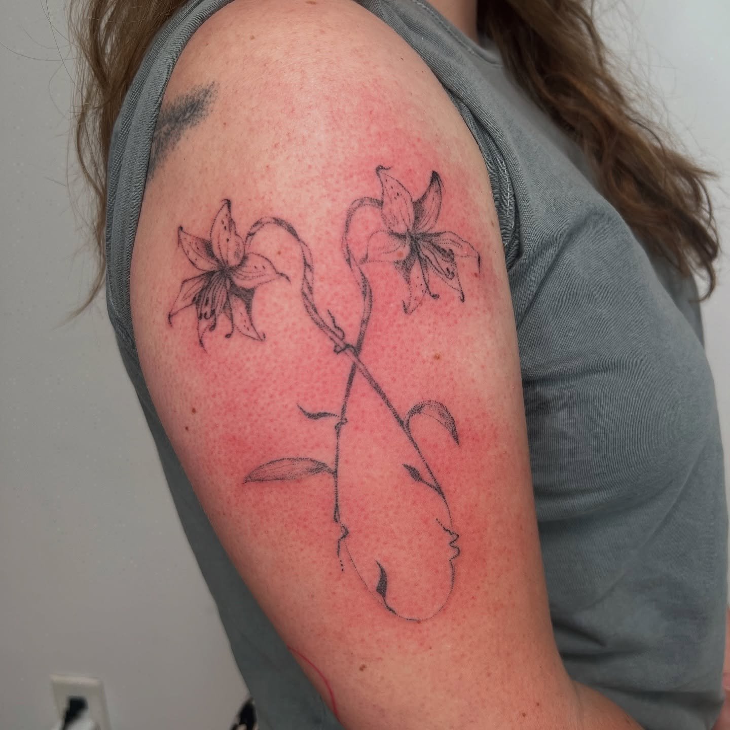 🌷A collection of handpoke flowers🌸
 I have gotten a lot of inquiries of flowers so I wanted to post some of my flower inspired tattoos- they range from delicate to freaky

Booking Chicago for July and August 🥀🪷
.
.
.
#chicagotattoo #flowertattoos