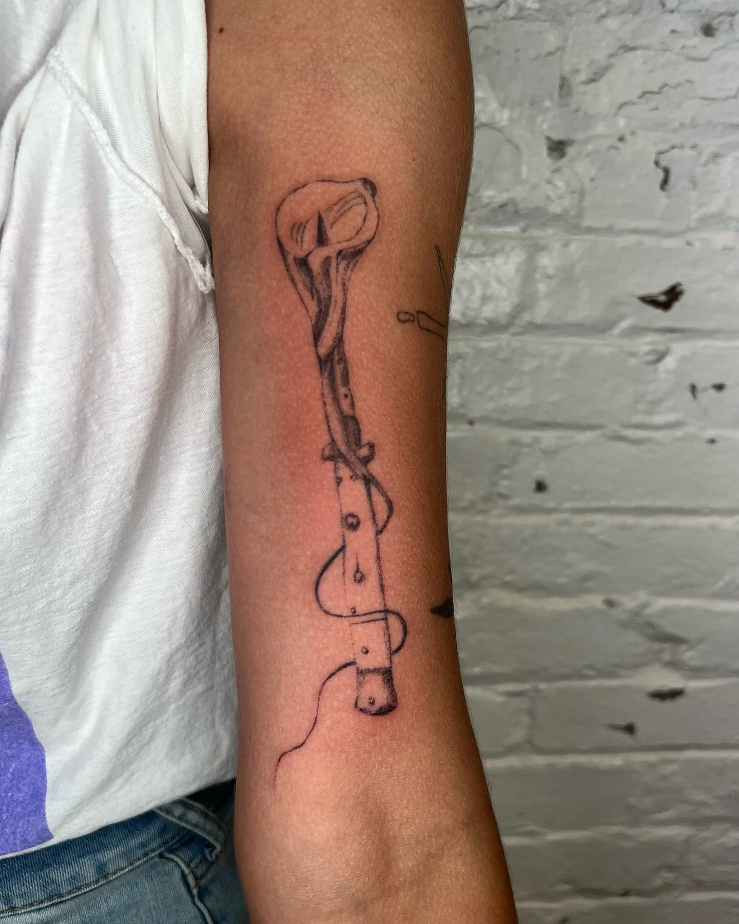 🗡️ handpoke flower + switchblade 🗡️

The task was cute and tough so we nailed it. She had gotten this as an homage to her grandma which is absolutely something that I always am honored to do. This knife turned into a flower was a challenge to draw 
