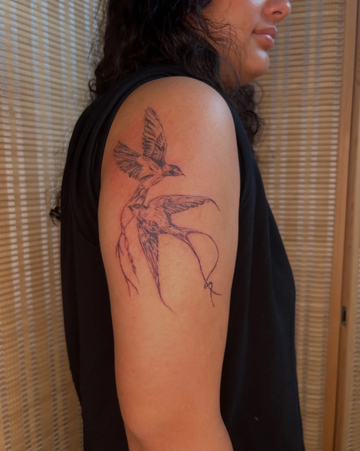 🦅 handpoke birds in flight ⛓️&zwj;💥 

Posting these birds I tattooed from before I went to cdmx

I have really been wanting to do more birds so this is exactly my vibe. DM with your bird projects and let&rsquo;s do something. 
Currently booking for