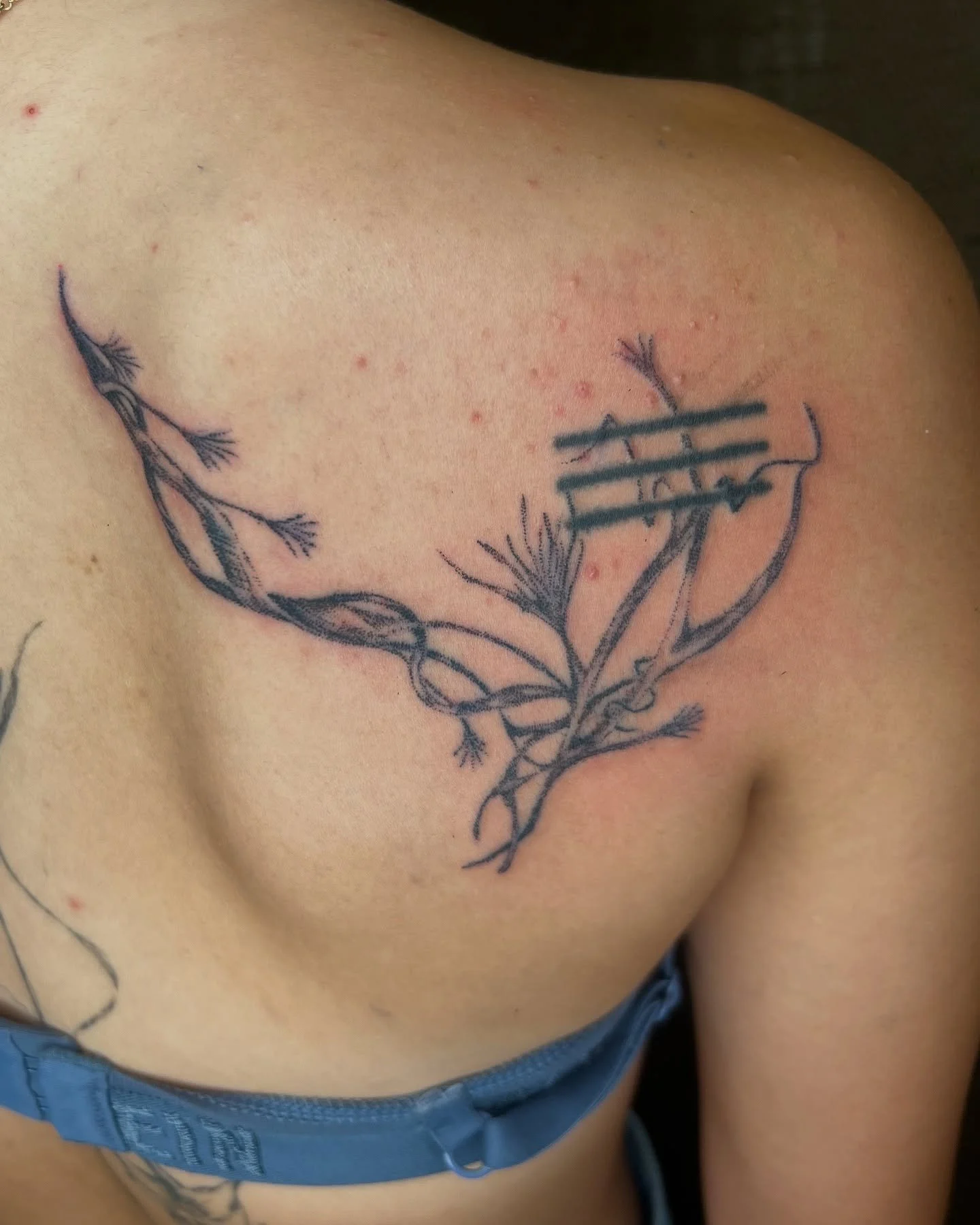 ⛓️&zwj;💥 abstract underwater shoulder adornment ⛓️

Handpoked for 2 hrs
Needle- @inkclaw_official 0803RL bar 
Booking September for Chicago

Freaky underwater shoulder adornment around some existing client tattoo. Absolutely loving how the back tatt