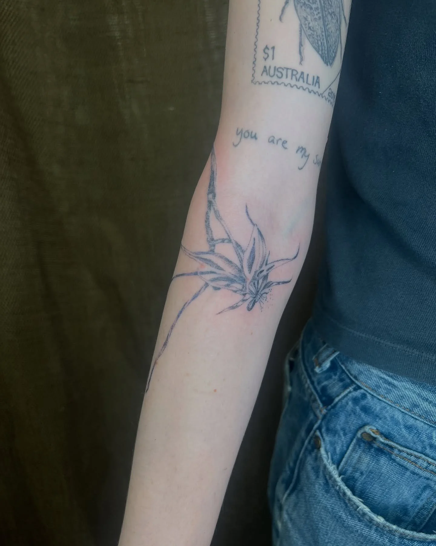 ⛓️&zwj;💥 handpoke floral bug adornment ⛓️

Absolutely loving this placement around this clients other tattoos - this was off of my flash that I had done a couple times before! 

Books are now open for late September/October- DM me with your thoughts