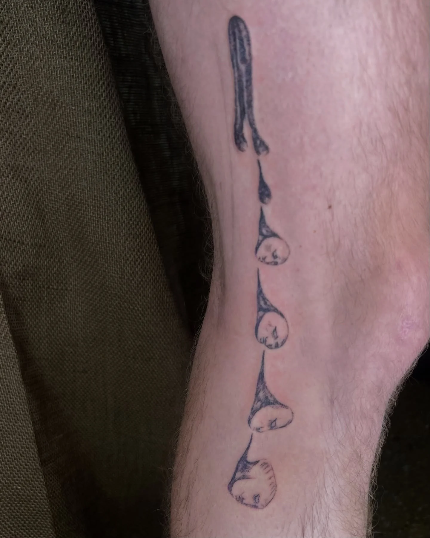 ⛓️ handpoke gloopy face drip ⛓️&zwj;💥

Sick placement for long distance runner Ethan - loved to do these weird drippy faces and the movement is sick. 

Books are open for second half of October in Chicago.

#handpoke #tattoo #chicagotattoo