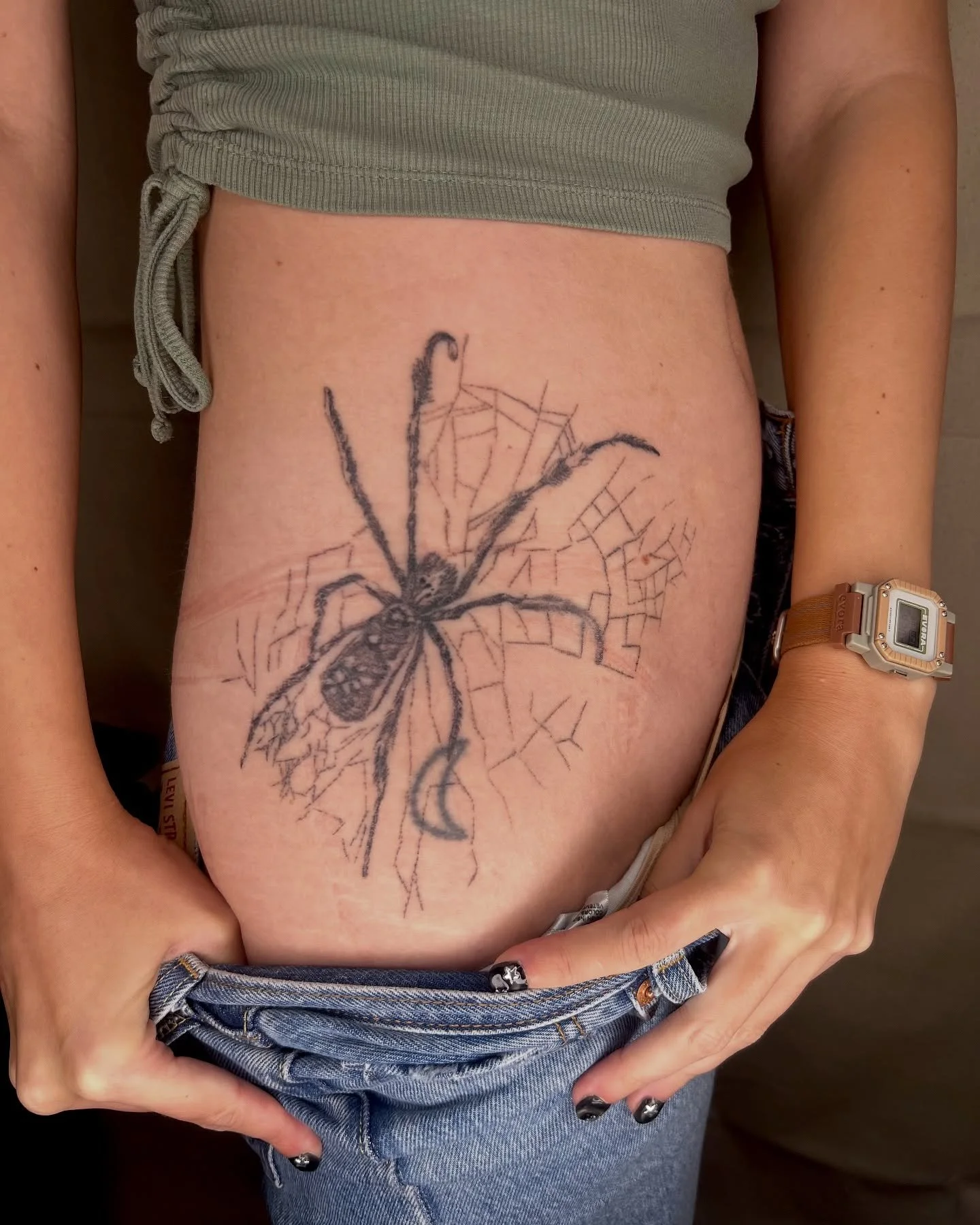 🎃 handpoke banana spider and web🕷️

Happy Halloween you guys 

Done at @lair.atelier.
.
.
.

#halloween #halloweentattoo #spidertattoo #chicagohandpoke
