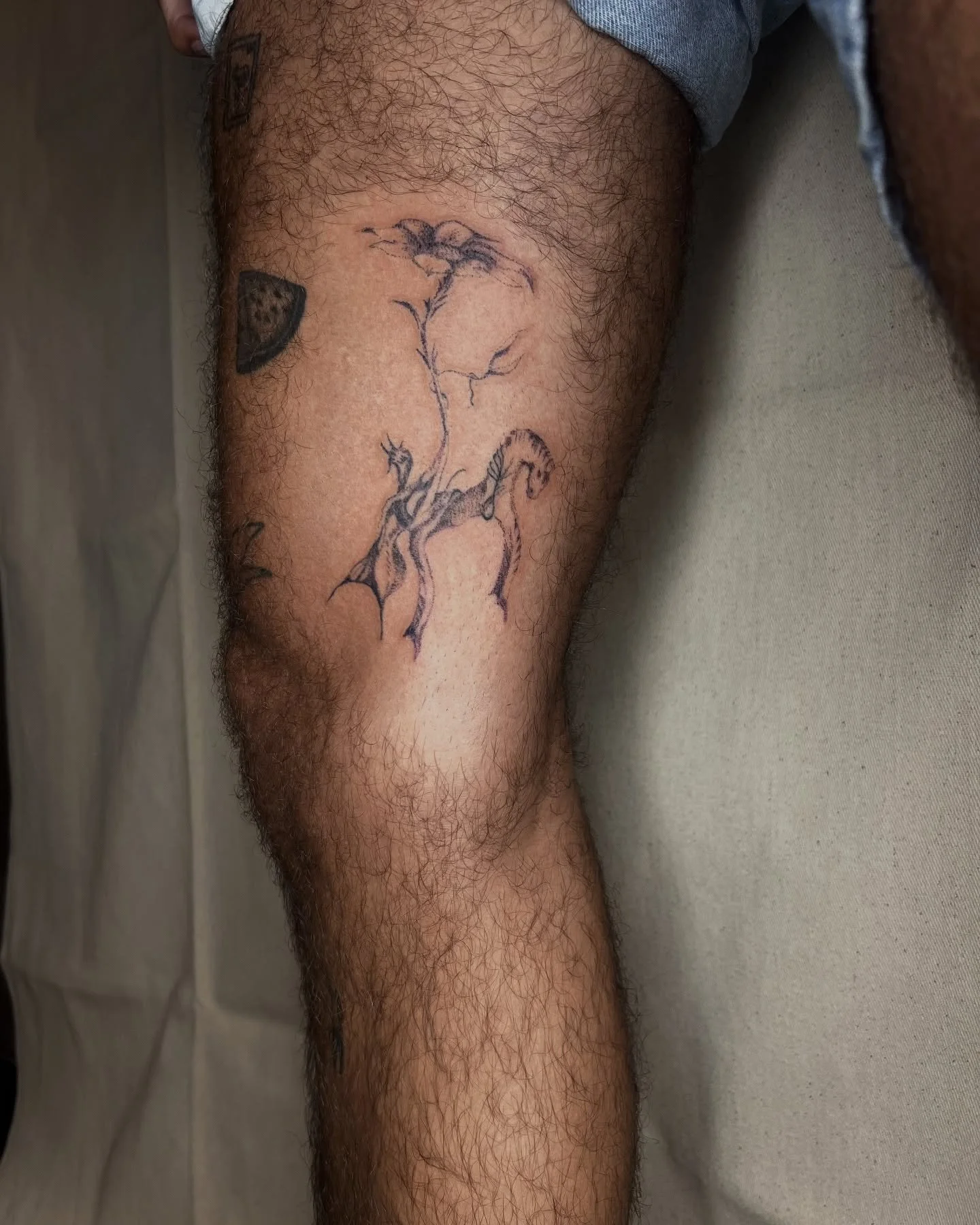 🐎 handpoke freaky horse flower and spiky neuron 🐎 

I have really been wanting to tattoo these for a while and I&rsquo;m super happy with how these came out - done at @lair.atelier 

Booking December for both custom requests and flash 🖤⛓️

#handpo