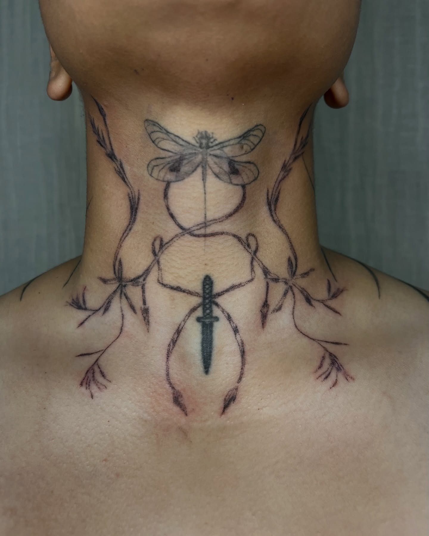 Happy 2026 to everyone!! 

⛓️&zwj;💥 handpoke thorned neck adornment ⛓️ 

Super stoked to tattoo a variation on one of my larger back pieces and customize it for this client 

This neck piece was tattooed done with handpoke , but for the thorns I use