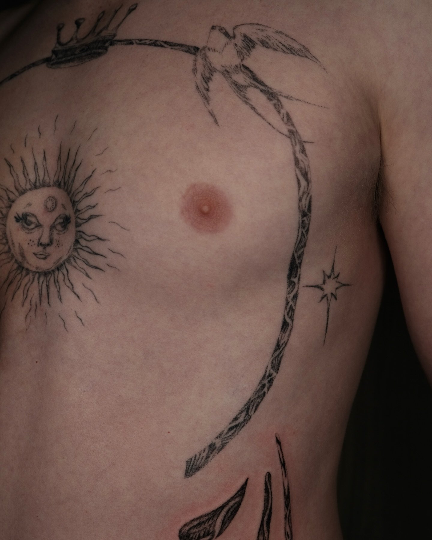 ⛓️ chest session: healed and new ⛓️
Combo handpoke and machine

Absolutely sick addition with new flash- thank you so much! Booking out March/April now 
Chicago - @lair.atelier 
Los Angeles - @twicerabbittattoo 

#losangelestattoo #guestartist #chica