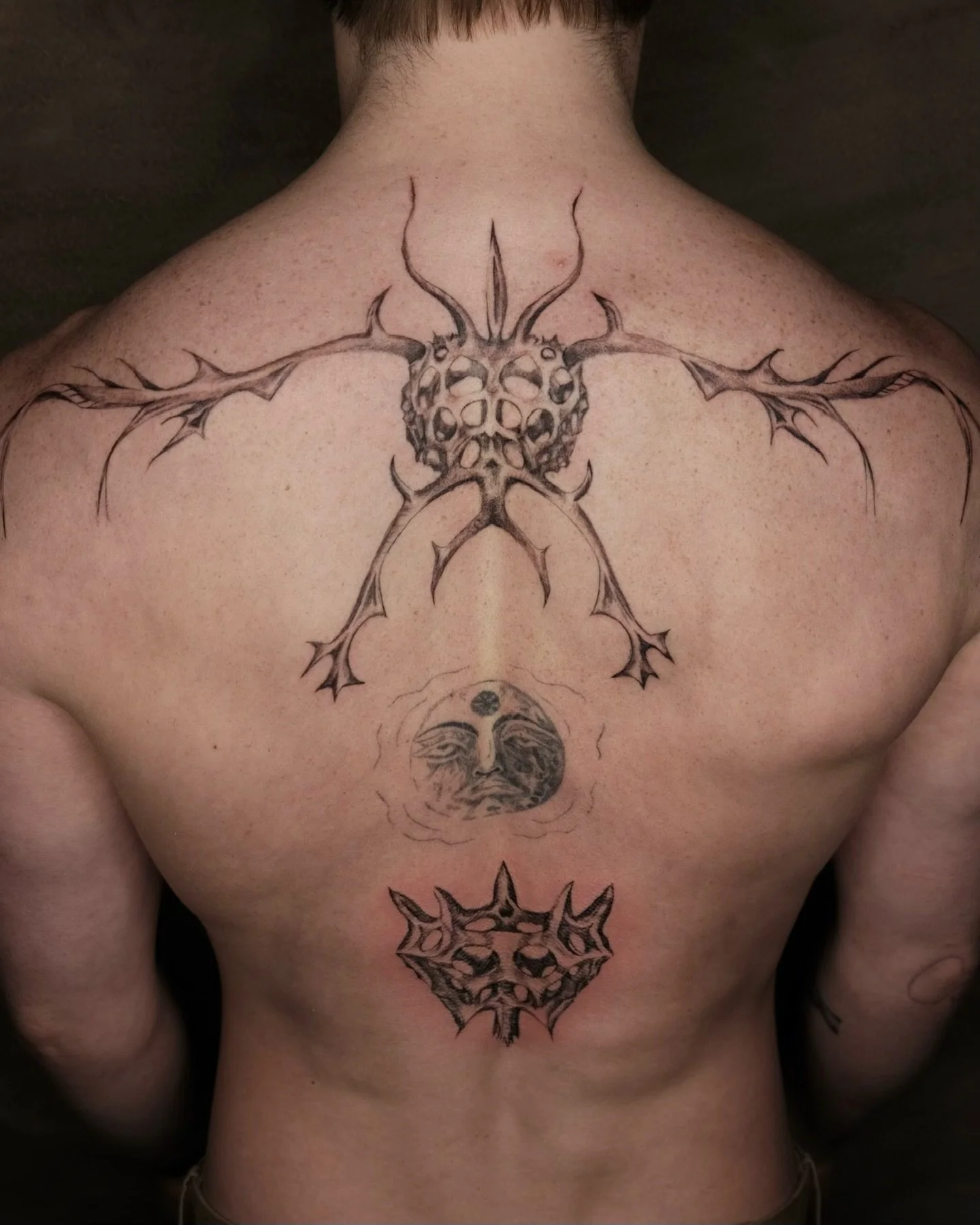 ⛓️ back adornment ⛓️&zwj;💥 (healed moon also done by me)

What an absolutely insanely hard back piece from my flash- I can&rsquo;t express how happy I am with how this piece turned out. Based on Ernst Haeckel and his botanical illustrations

Thank y