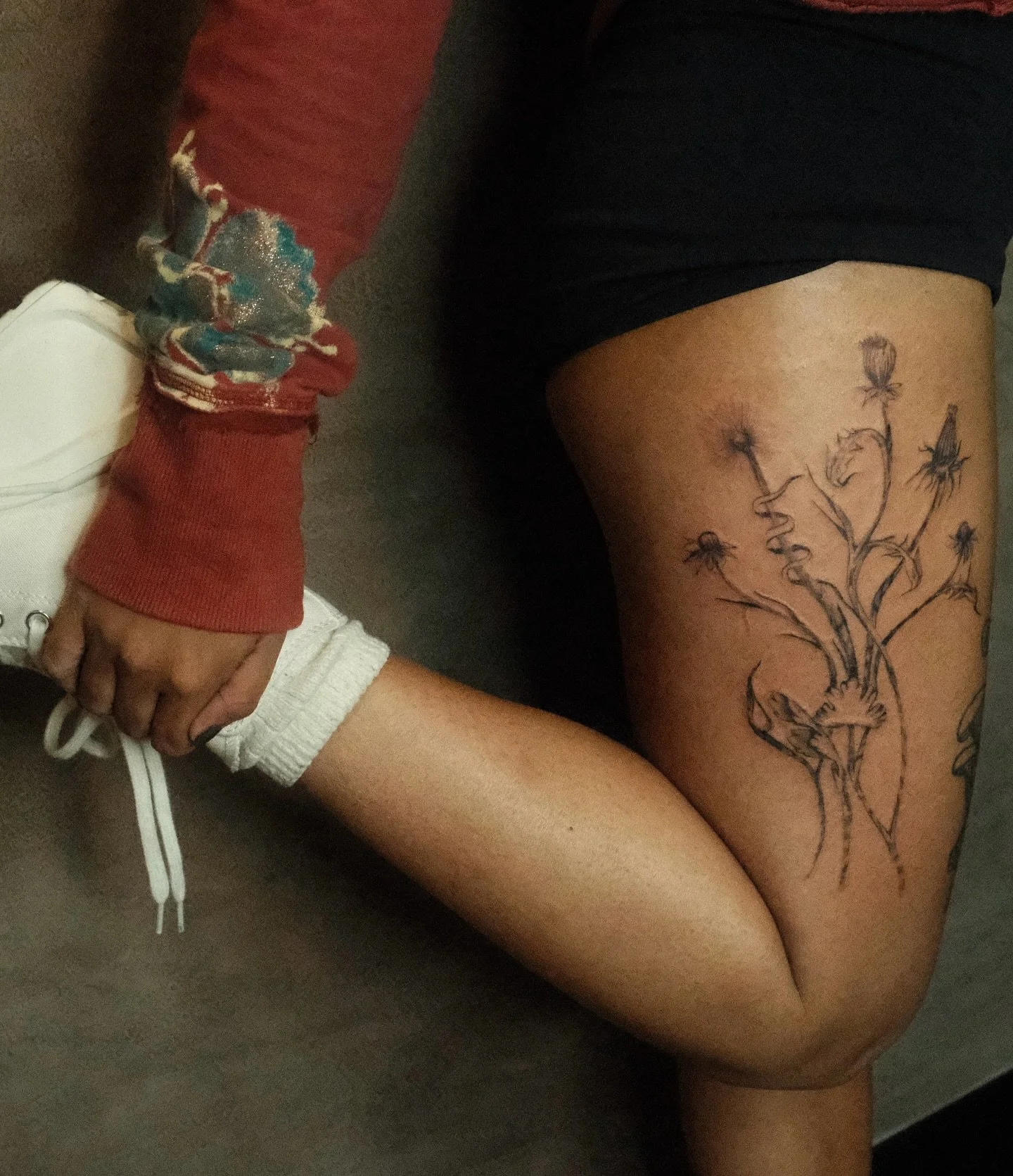 🌼 floral leg sleeve part. 1 🌼

Absolutely loving these larger pieces, Madeline flew in from LA and had to get something from me 🖤

We&rsquo;re thinking that the next session will have the stems swirl around and down the leg. Currently have only a 