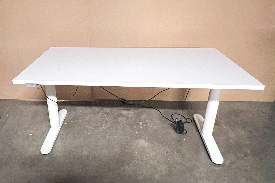 Used white sit stand desk 140cm.jpg