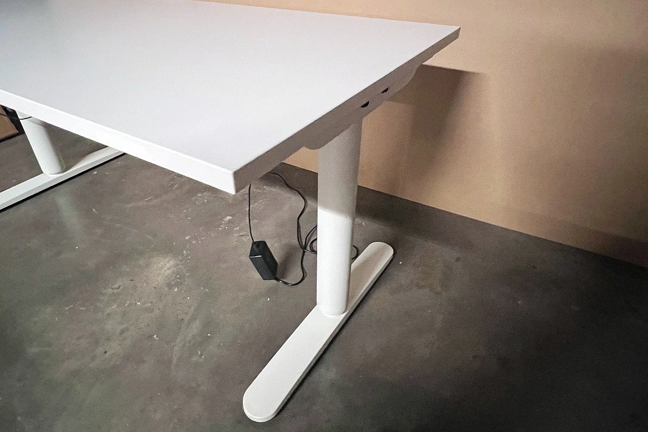 Used white sit stand desk 140cm 2.jpg