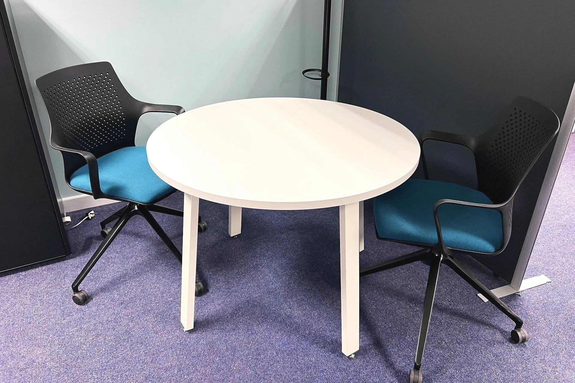 Used+100cm+round+white+meeting+table.jpg