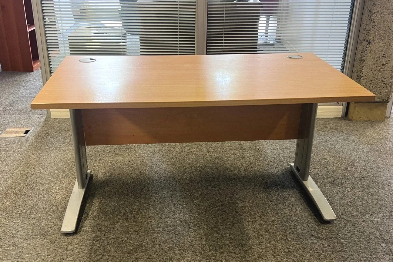 Used+office+desks+beech+140cm.jpg