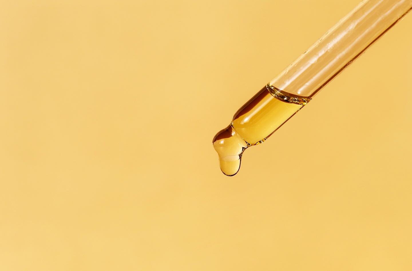 What does it truly mean to moisturize?

Proper moisturizers make use of both occlusives and humectants ✅

Occlusives are agents such as oils and waxes, which cover the pores and prevent moisture from escaping 🤲

Humectants are agents such as sugars 