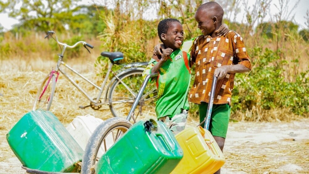 The happiness of fetching clean drinking water with a friend 😍⁠
⁠
.⁠
.⁠
.⁠
.⁠
.⁠
.⁠
.⁠
.⁠
.⁠
.⁠
#makeadifference #charitywater #burkinafaso #charity #cleanwater #sustainability #humanrights ⁠
#buildawell #waterislife #georgiebadielfoundation #thewat