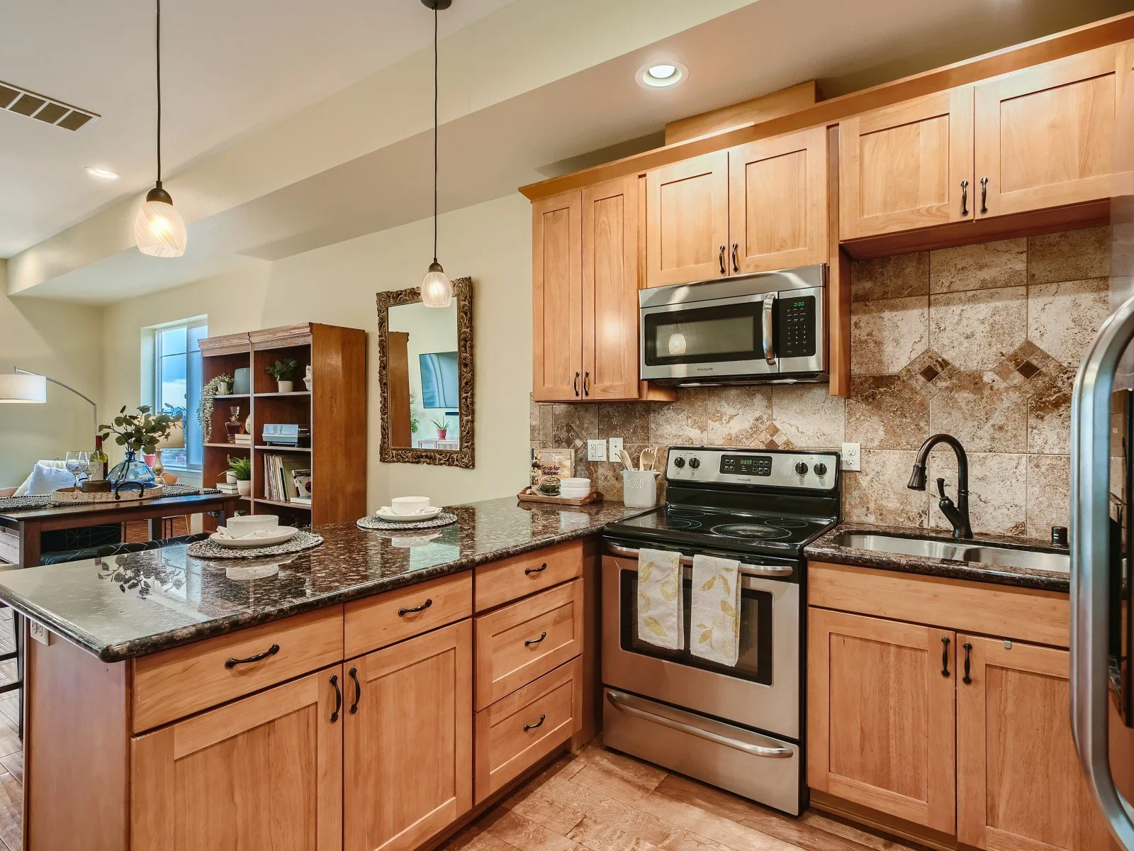 16 Kitchen.jpg