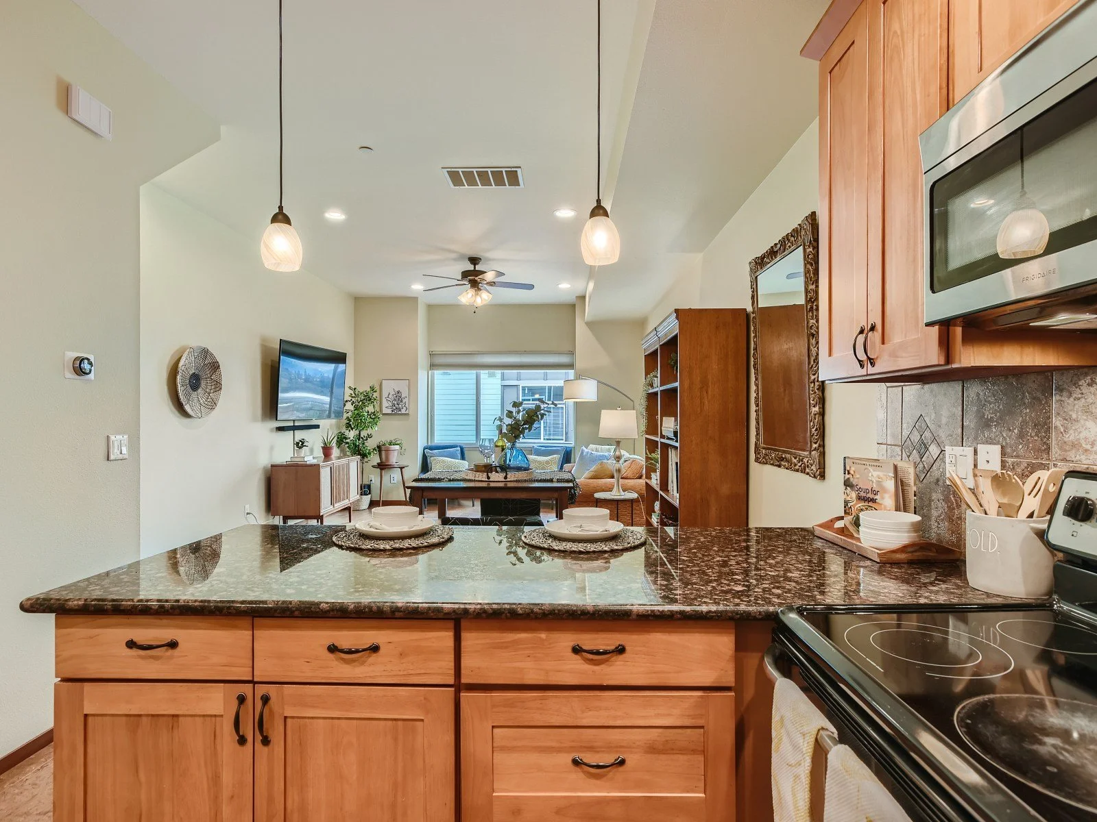 17 Kitchen.jpg