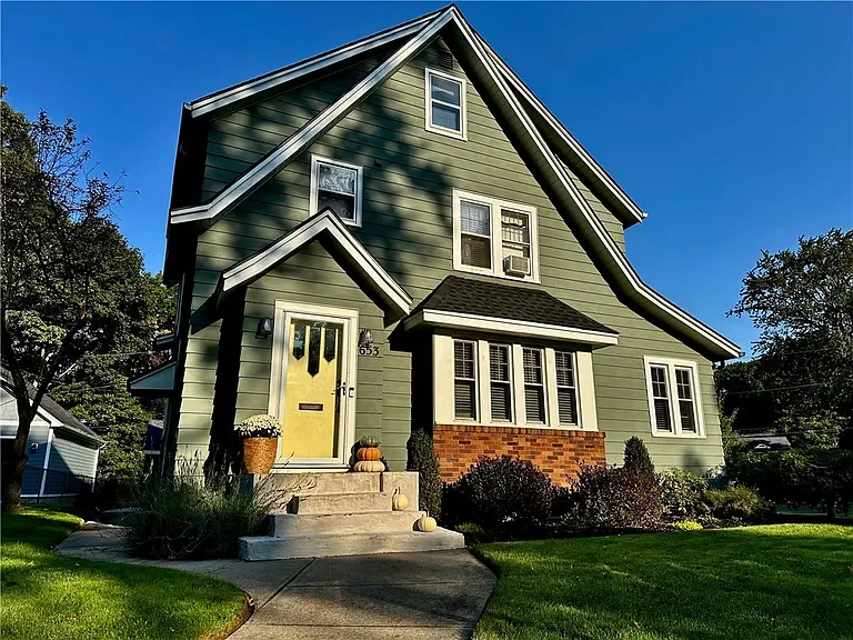 653 Winona Blvd