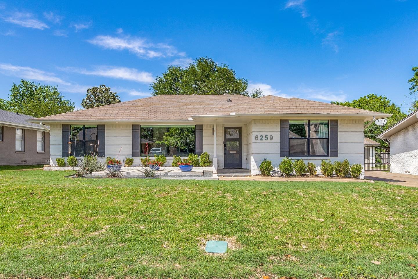 This new Dallas listing is on the market for under $1M

A gem opportunity in Northwood Estates for discerning buyers looking for 3/2 and attached garage with large grassy backyard. Modern kitchen with tons of storage, stylish bar in formal, open floo