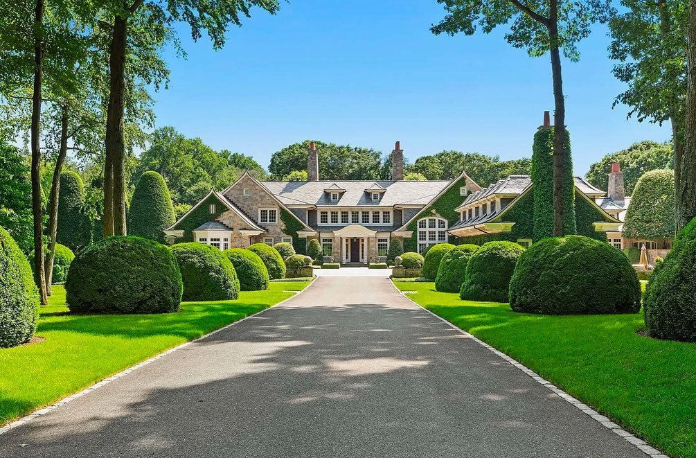 Peek Inside Two Estates Designed by @shoperenowharton @sothebysrealty 

The iconic estates of New York and neighboring New England have long been famed for their elegance. Classical and contemporary palaces grace the glistening shorelines and adorn t