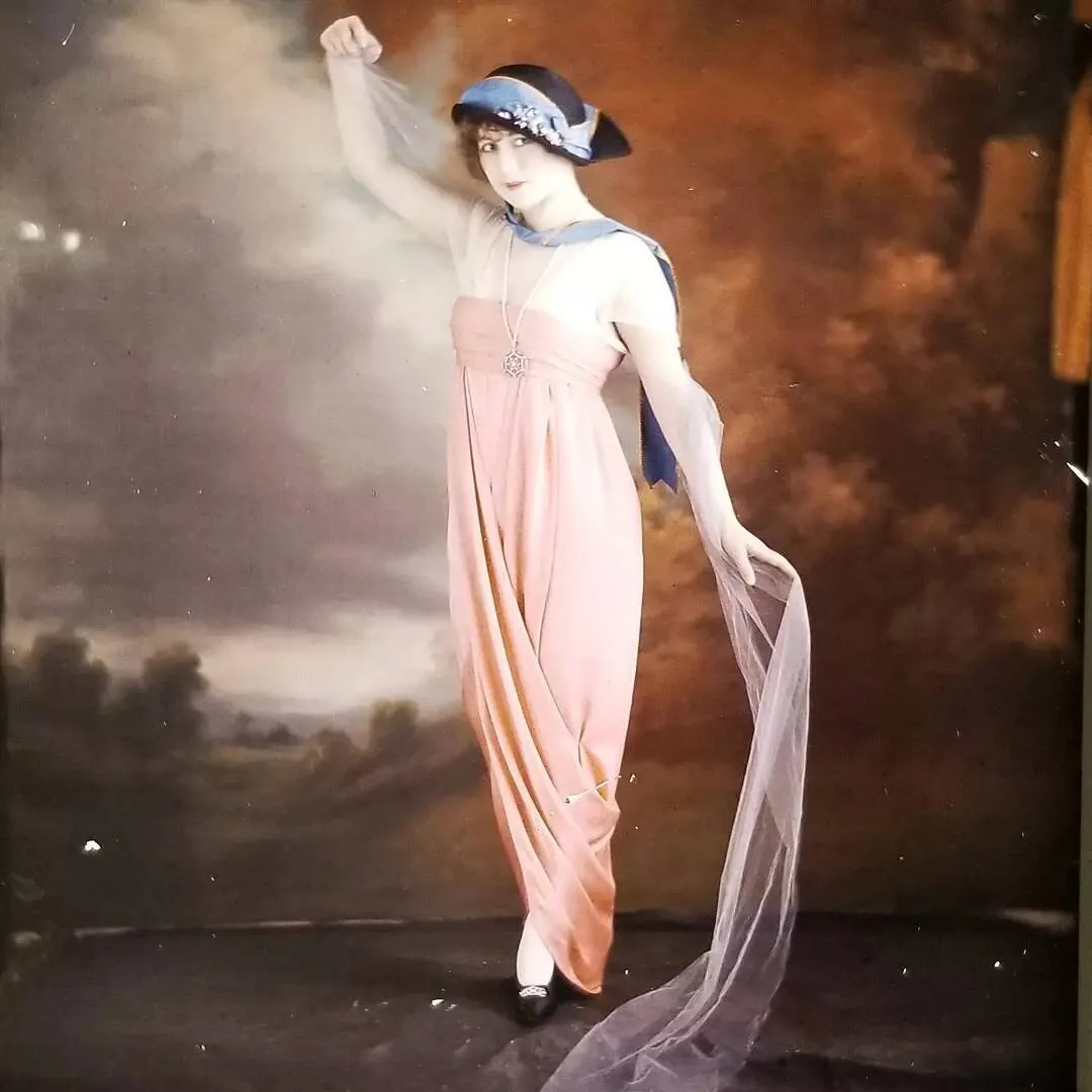 Aurochrome taken by Leopold Reutlinger. I loved the Photography exhibit at the Musuem of Decorative Arts in Paris. #vintagephotography #autochrome #photography #reutlinger