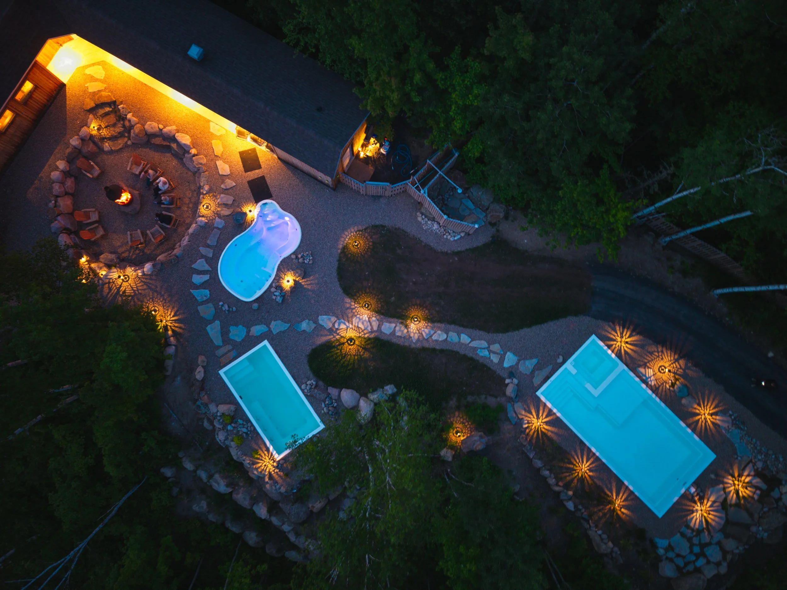 Vue aérienne de la salle de repos et sauna, du foyer et des bassins
