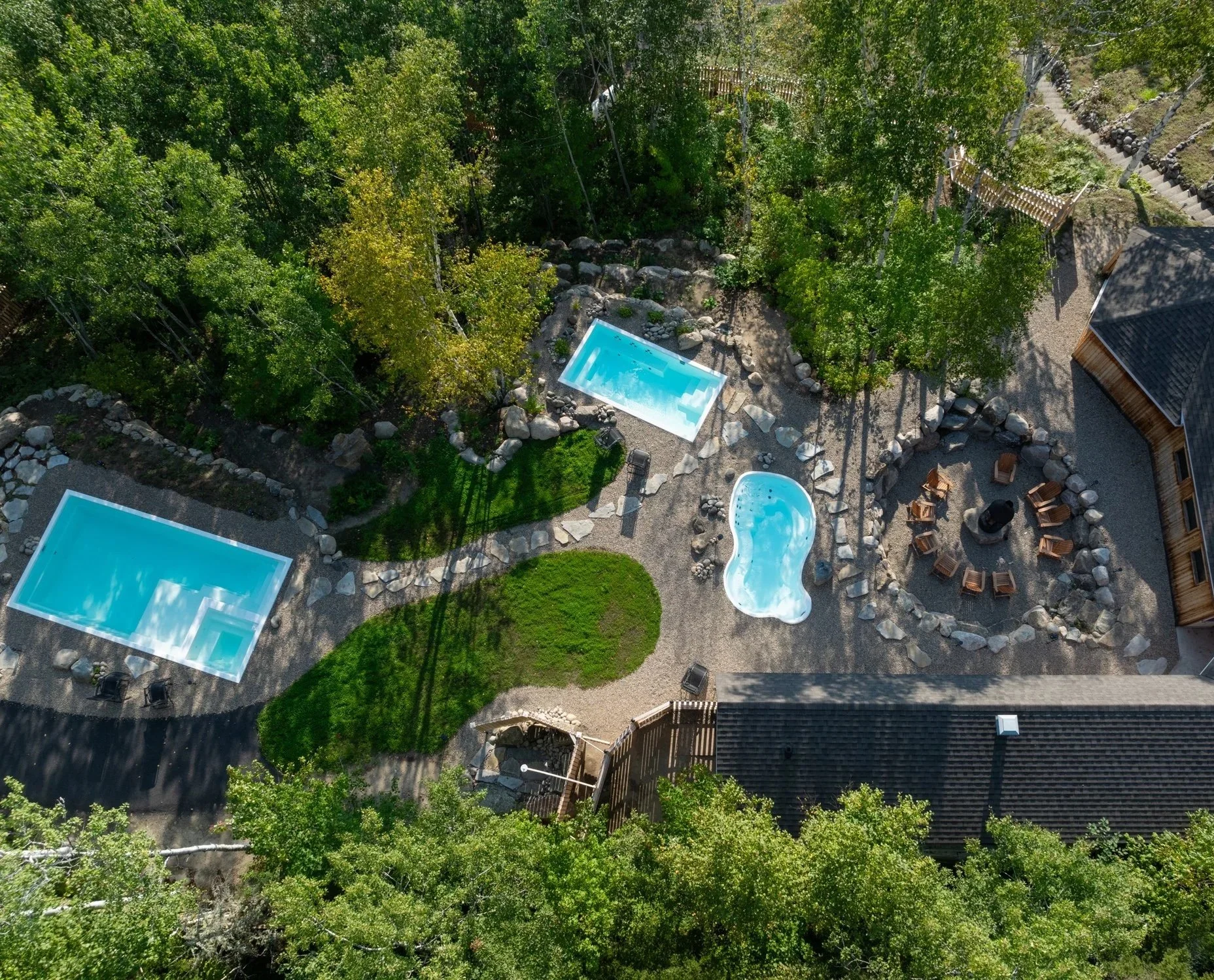 Vue aérienne des bassins et du foyer à ciel ouvert